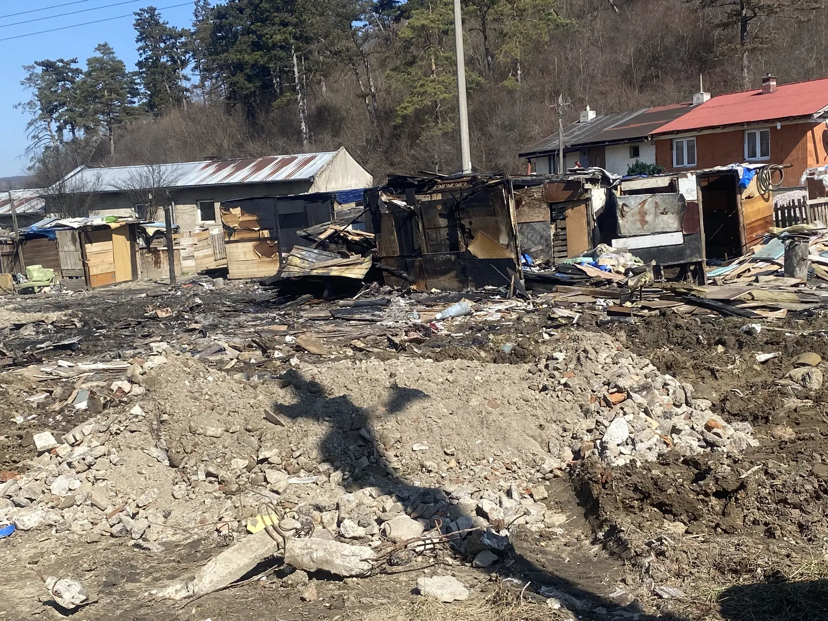 Upratovanie po požiari v osade vo Veľkom Šariši (okres Prešov).