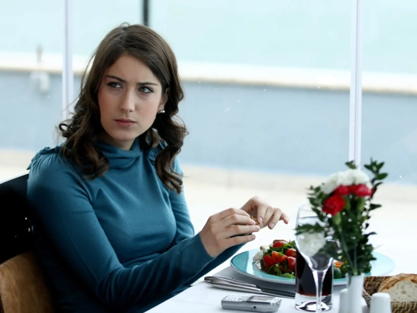 Zatiaľ čo seriálový Emir bojuje s problémami s alkoholom, jeho láska z Ferihy, herečka Hazal Kaya (24), je vzorom pre mnohých ľudí.
