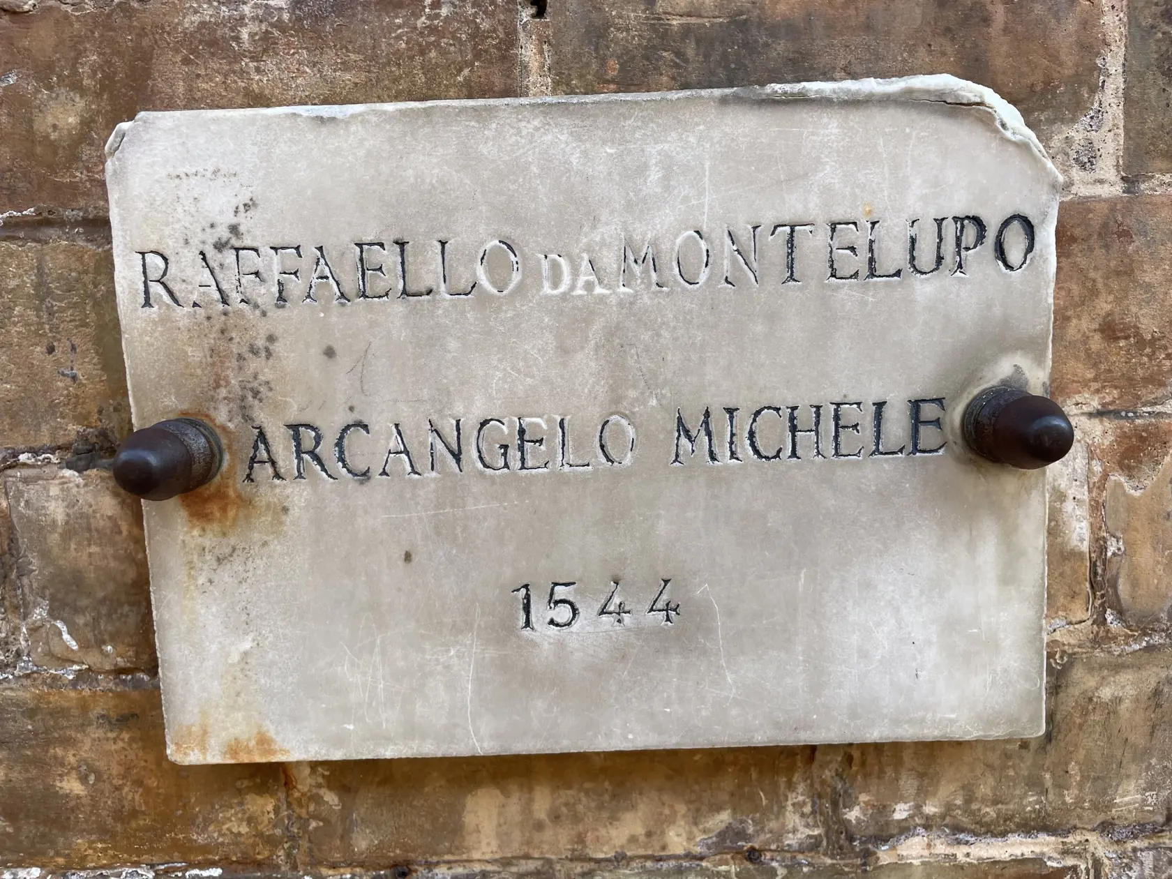 V roku 1536 Raffaello da Montelupo, Michalangelov žiak, vytvoril mramorovú sochu archanjela Michaela.