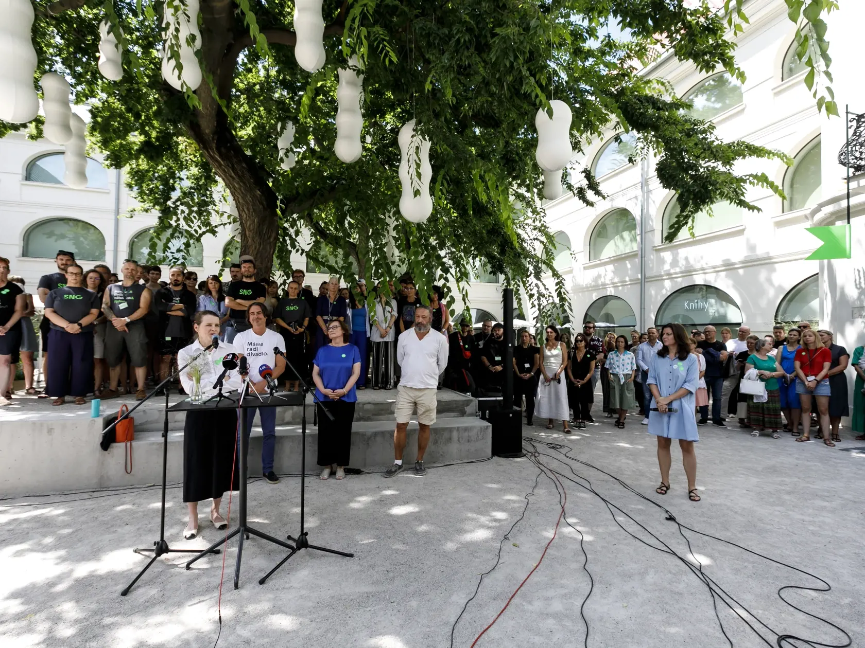 Odvolaná generálna riaditeľka Slovenskej národnej galérie (SNG) Alexandra Kusá, odvolaný generálny riaditeľ Slovenského národného divadla (SND) Matej Drlička, riaditeľka Centra vied o umení Ústavu dejín umenia Slovenskej akadémie vied Katarína Bajcurová a predseda najväčšej odborovej organizácie pri Slovenskom národnom divadle Patrik Pačes počas tlačovej konferencie k odvolaniu generálnej riaditeľky Alexandry Kusej na nádvorí SNG.