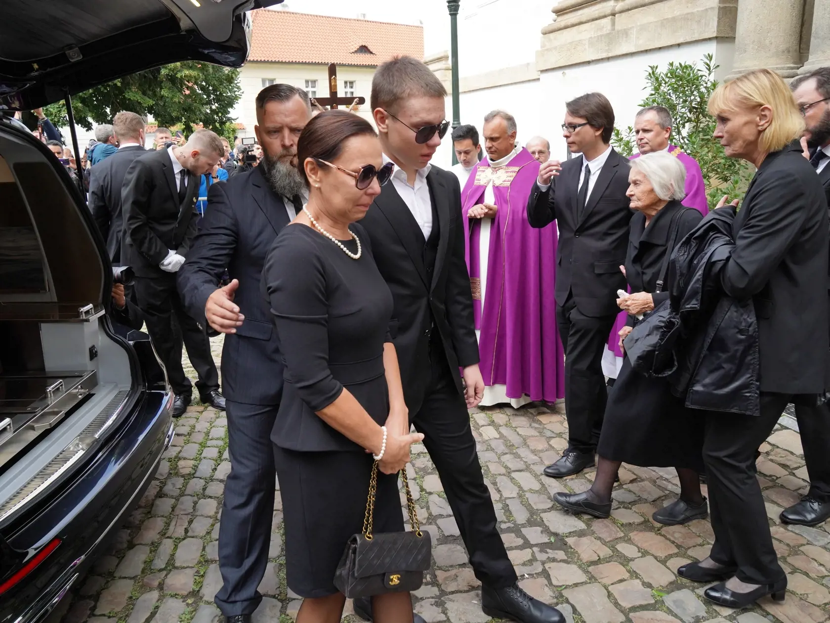 Pohľad na užialenú vdovu Miluše so synom Benjaminom trhá srdce.