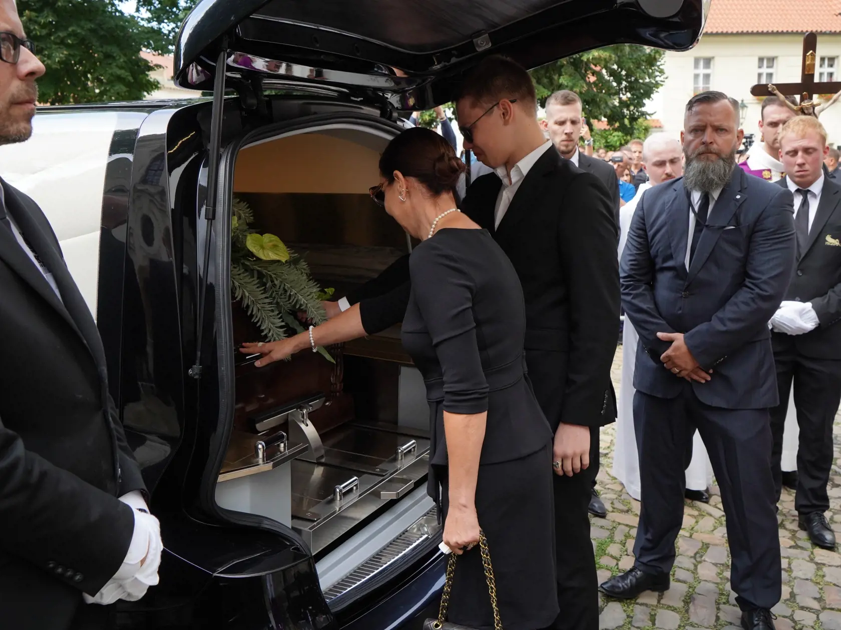 Vdova Miluše sa poslednýkrát lúči s manželom Vašom.