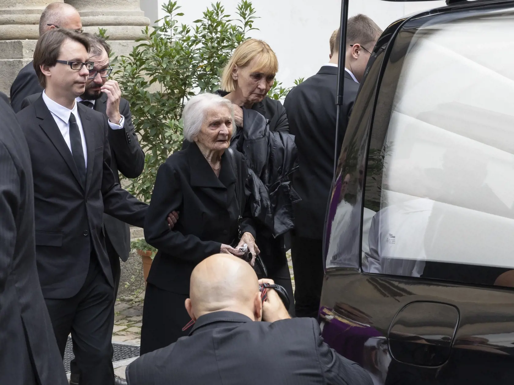 Smutný pohľad na zdrvenú mamičku Otíliu. Za ňou kráčajú Patejdlovi starší synovia Vašo a Robo.