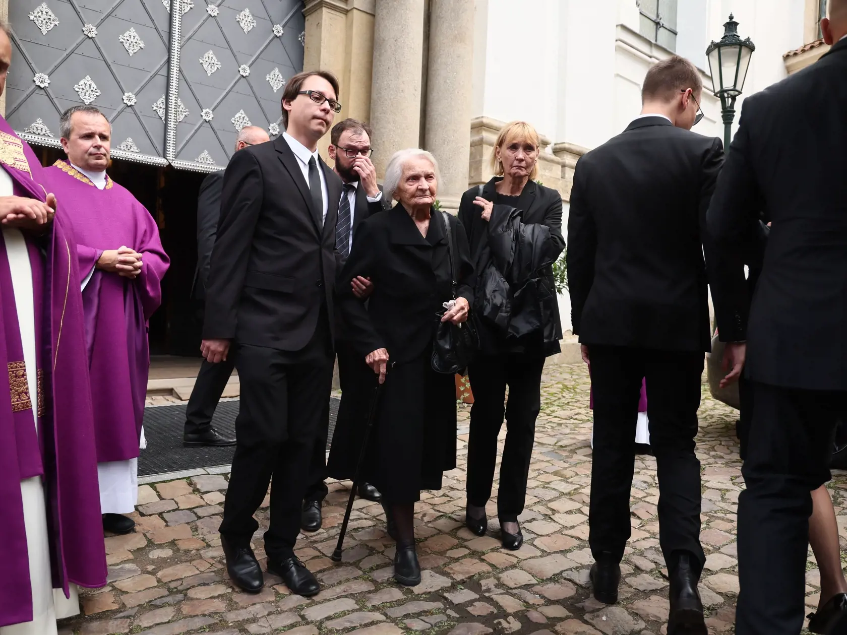 Najsmutnejšie chvíle rozlúčky s Vašom Patejdlom (†68): Na snímke zdrvená mamička Otília s vnukmi Vašom a Robom.