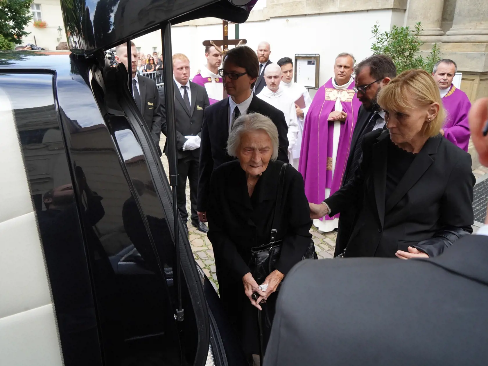 Najsmutnejšie chvíle rozlúčky s Vašom Patejdlom (†68): Na snímke zdrvená mamička Otília s vnukmi Vašom a Robom a dcérou vpravo.