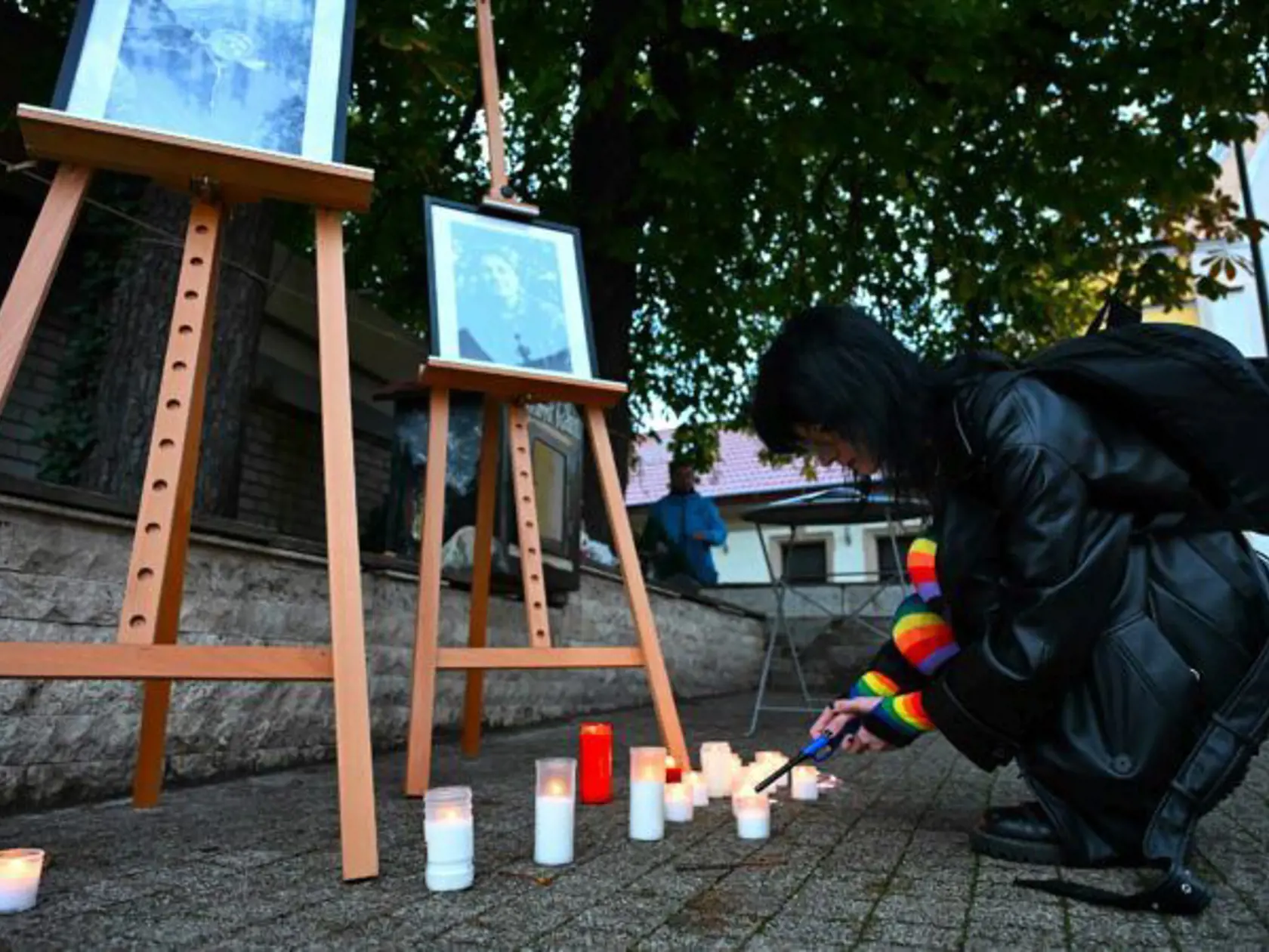 Atmosféra na Námestí študentov v blízkosti Gymnázia Ľudovíta Štúra v Trenčíne, kde si ľudia pripomenuli druhé výročie zavraždených Juraja a Matúša. 