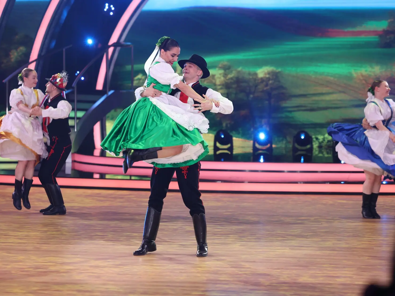 8. kolo Let's Dance. Na snímke Eva Burešová a Maytáš Adamec.