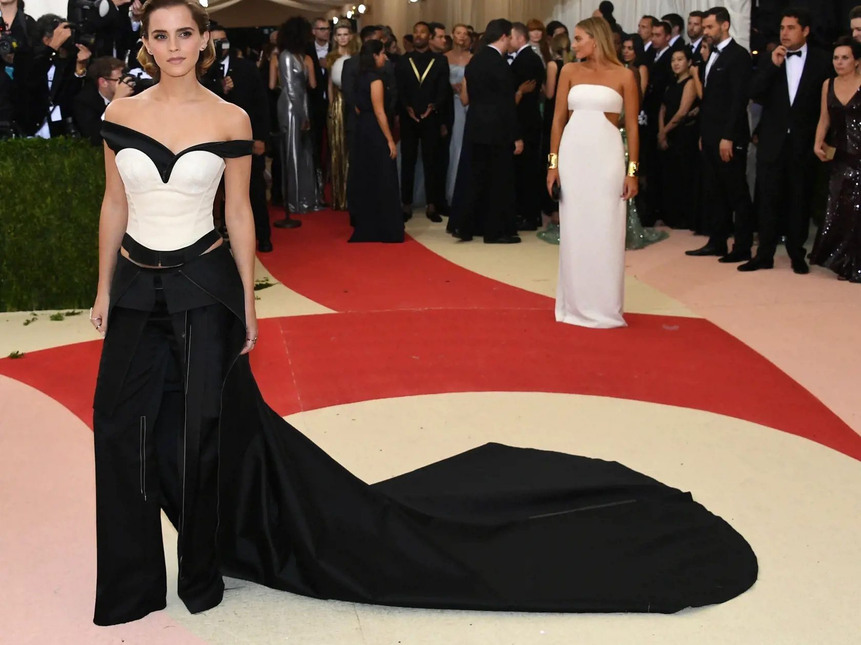 Emma Watson v overale s vlečkou od Calvin Klein Collection.