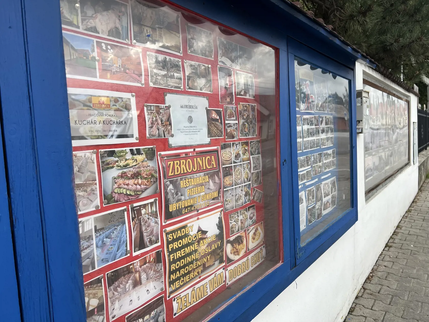 Zbrojnica víta návštevníkov aj fotografiami z rôznych akcií.