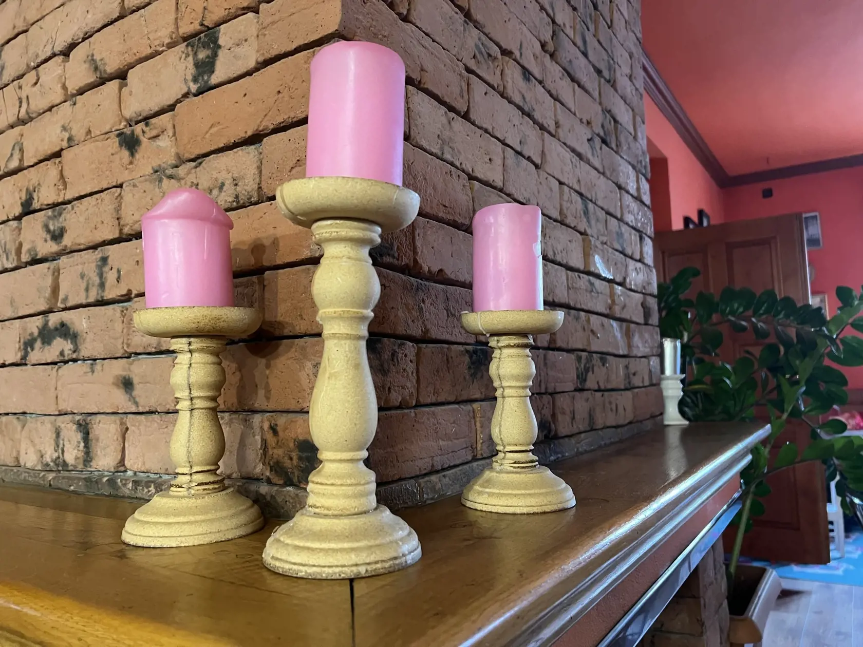 Pizzeria Zbrojnica je doslova preplnená rozličnými dekoratívnymi predmetmi.
