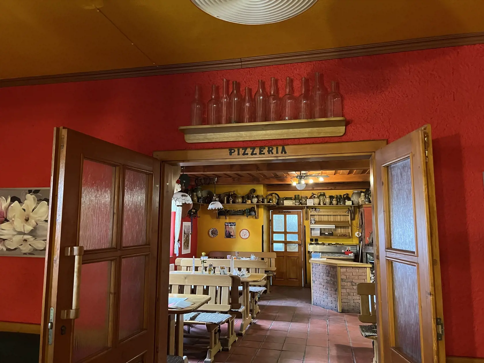V čase, keď sme pizzeriu navštívili, tu bolo veľmi málo ľudí.