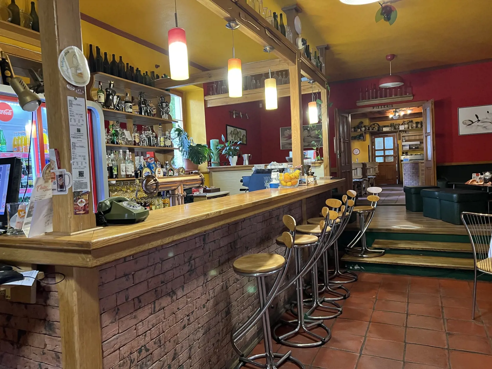 Reštaurácia je rozdelená na niekoľko častí. V prednej časti sa nachádza bar s posedením, v ďalšej nájdeme nad dverami nápis PIZZERIA.