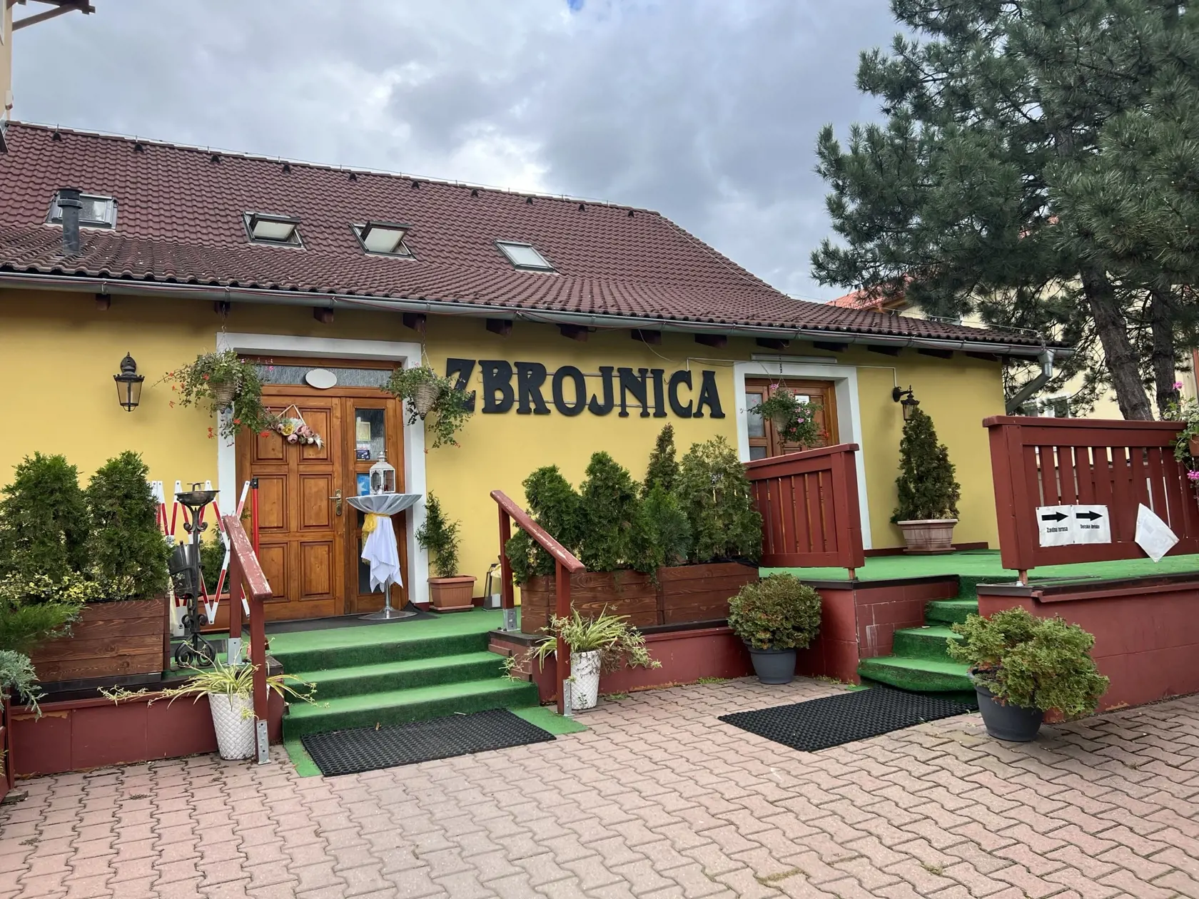 Takto vyzerá samotná budova. Jožo Pročko Zbrojnicu prevádzkuje už 19 rokov.