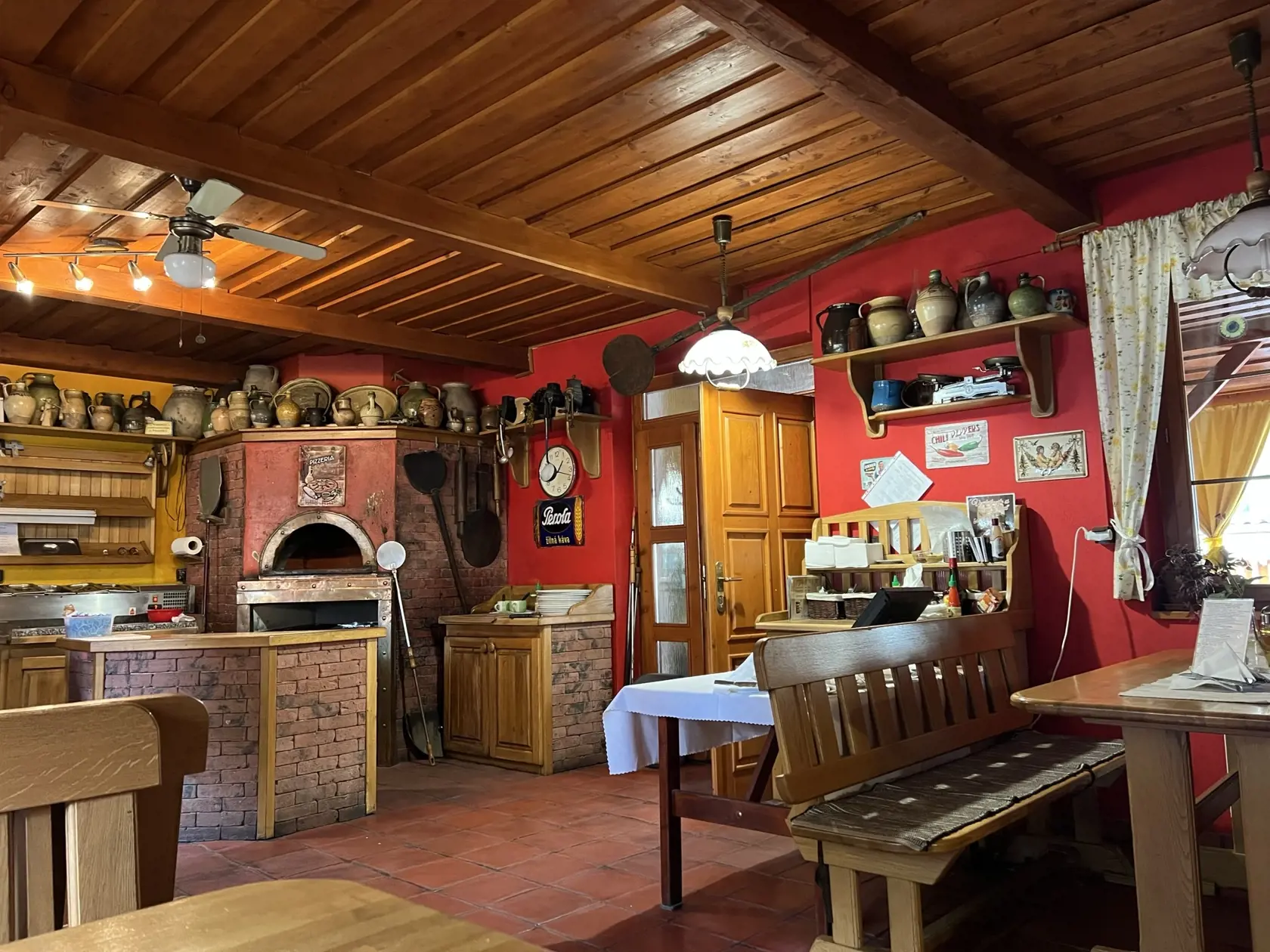 Zbrojnica je známa najmä svojím typickým pizza receptom, ktorí návštevníci vyhľadávajú.