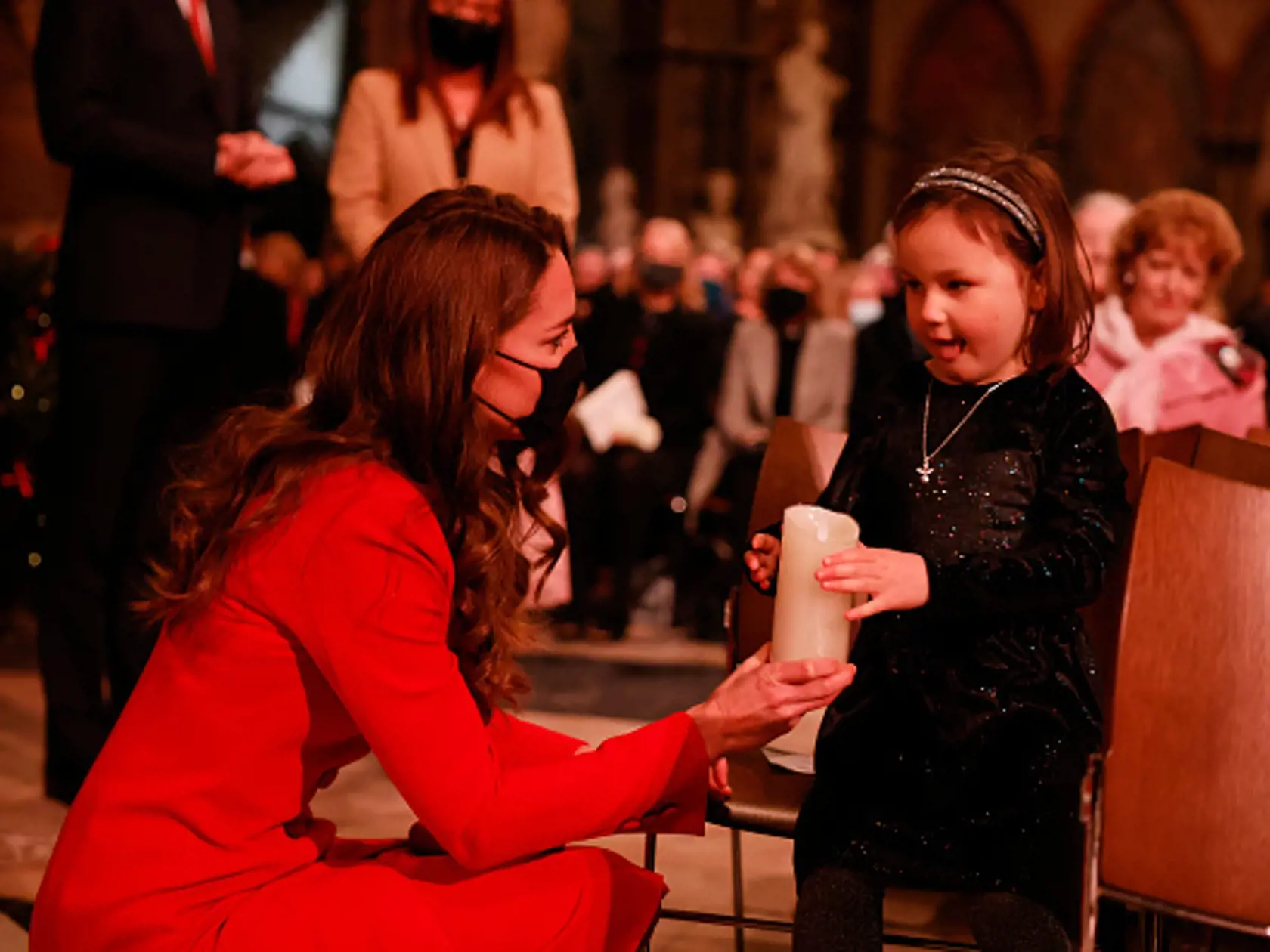 Vojvodkyňa Kate (39) nie je populárnou len vďaka svojmu módnemu vkusu, ale predovšetkým vďaka láskavému srdcu a vystupovaním, ktorým mnohým Britom pripomína zosnulú princeznú Dianu. Ani v čase blížiacich sa sviatkov tak Kate nezabudla na tých, ktorí celý tento rok usilovne bojovali v prvej línii počas pandémie koronavírusu.