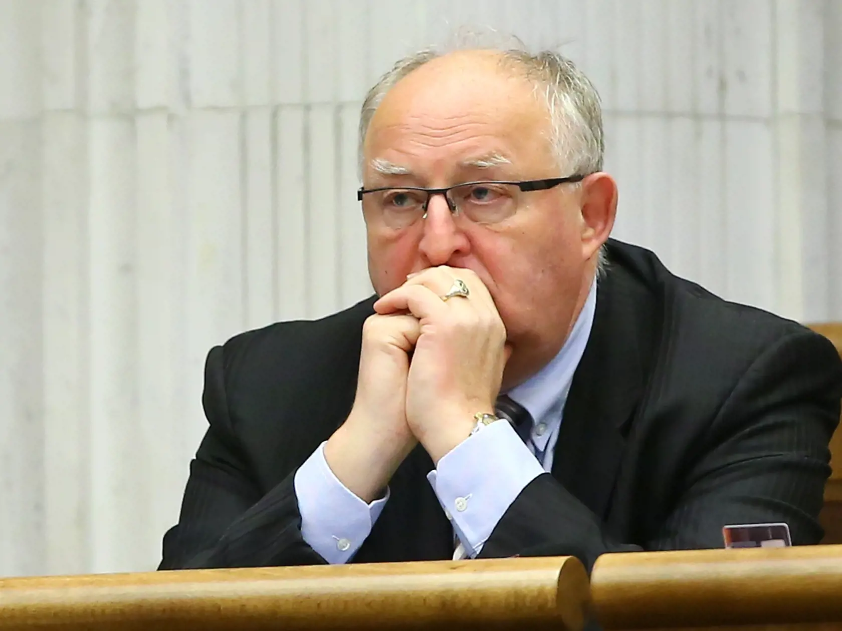 Politika: Poslanec Viliam Jasaň v priestoroch pléna Národnej rady. Ilustračné foto.