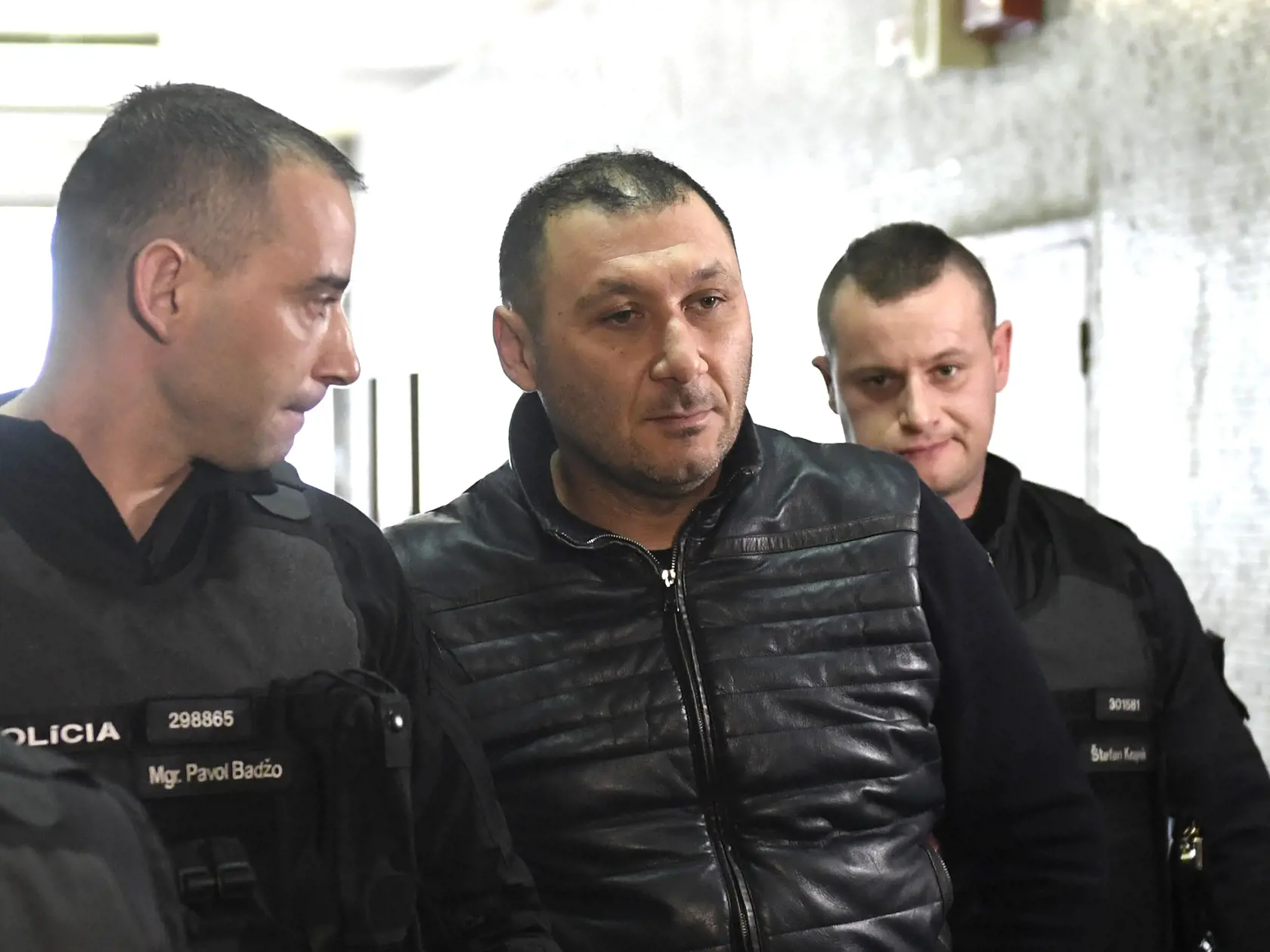Krajský súd v Košiciach na neverejnom zasadnutí rozhoduje o návrhu na predbežnú väzbu pre podnikateľa talianskeho pôvodu Antonina V. (na snímke uprostred). Podnikateľa zadržala v utorok ráno 13. marca 2018 slovenská polícia v Michalovciach. Dôvodom je európsky zatykač, ktorý vydal súd v Benátkach. Košice, 15. marca 2018. FOTO TASR – František Iván