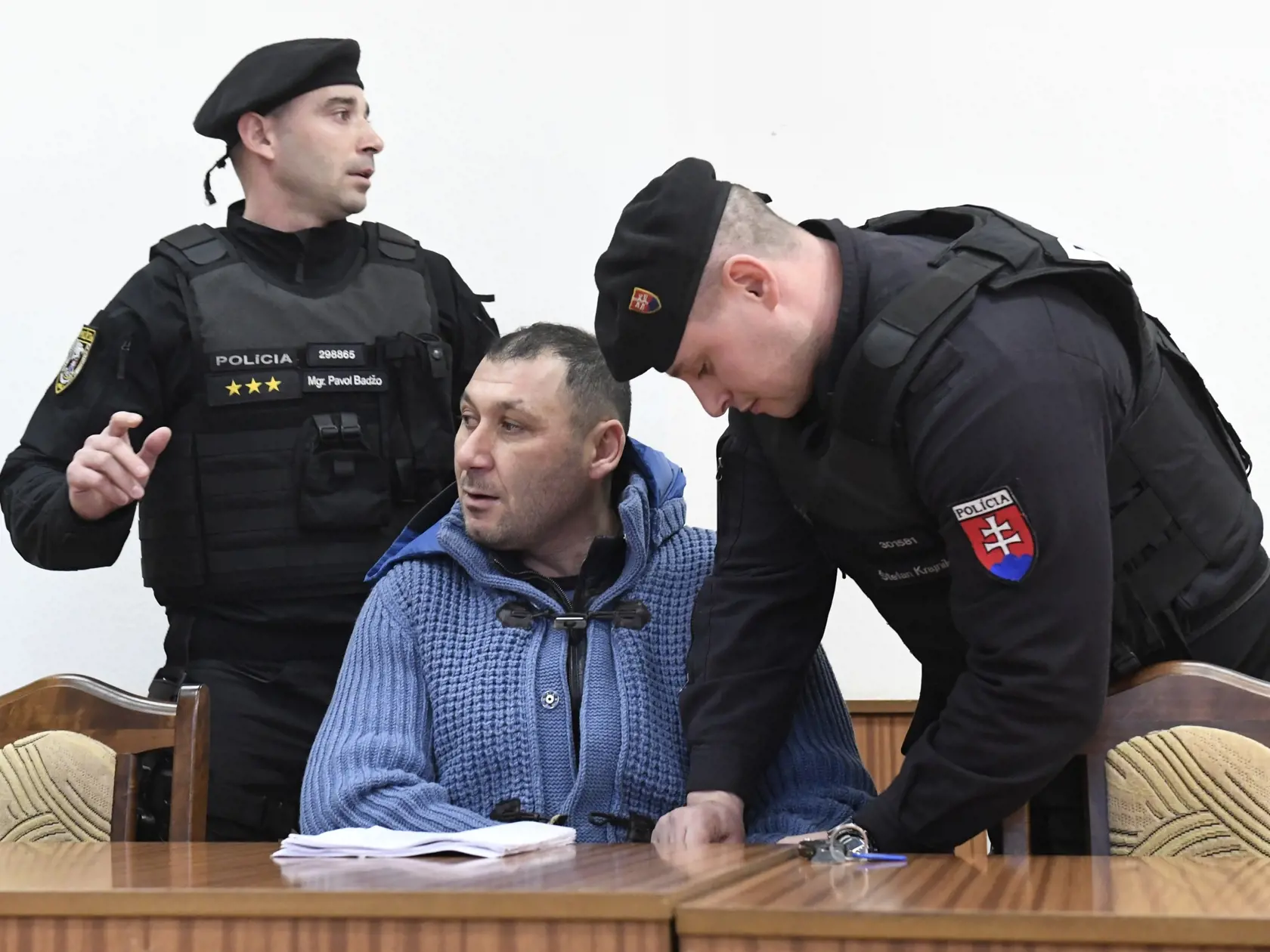 Krajský súd v Košiciach na neverejnom zasadnutí rozhoduje o návrhu na predbežnú väzbu pre podnikateľa talianskeho pôvodu Antonina V. (na snímke uprostred). Podnikateľa zadržala v utorok ráno 13. marca 2018 slovenská polícia v Michalovciach. Dôvodom je európsky zatykač, ktorý vydal súd v Benátkach. Košice, 15. marca 2018. FOTO TASR – František Iván