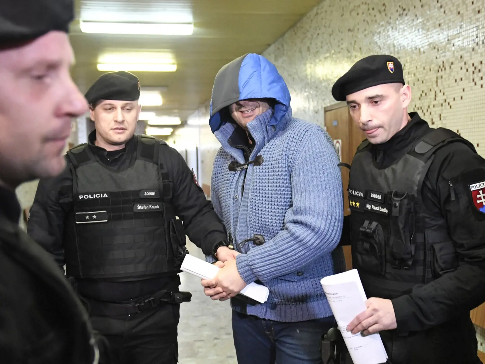 Krajský súd v Košiciach na neverejnom zasadnutí rozhoduje o návrhu na predbežnú väzbu pre podnikateľa talianskeho pôvodu Antonina V. (uprostred). Podnikateľa zadržala v utorok ráno 13. marca 2018 slovenská polícia v Michalovciach. Dôvodom je európsky zatykač, ktorý vydal súd v Benátkach. Košice, 15. marca 2018. FOTO TASR – František Iván