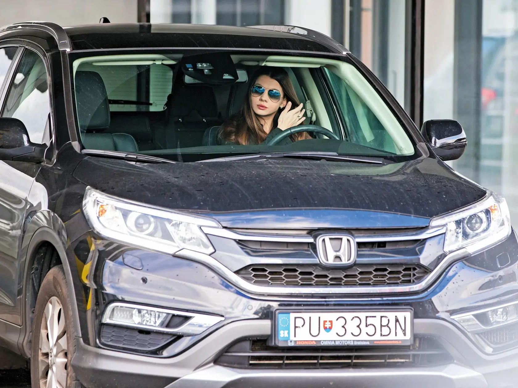 Bývalá hlavná štátna radkyňa Mária Trošková vo svojom aute na ceste z bytu v bratislavskej Petržalke smerom na Kvetoslavov. Paparazzi