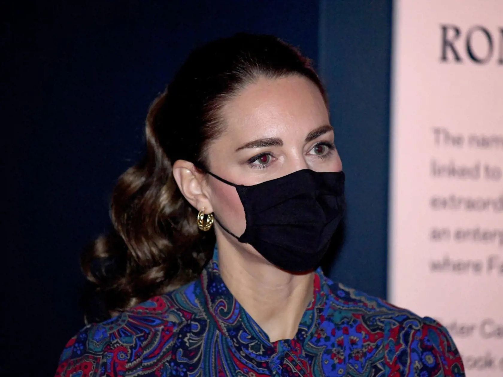 Vojvodkyňa Kate zavítala do londýnskeho múzea na výstavu s názvom Fabergé. Elegantné šaty tentoraz vymenila za outfit, v ktorom vyzerala, ako by sa vrátila v čase.