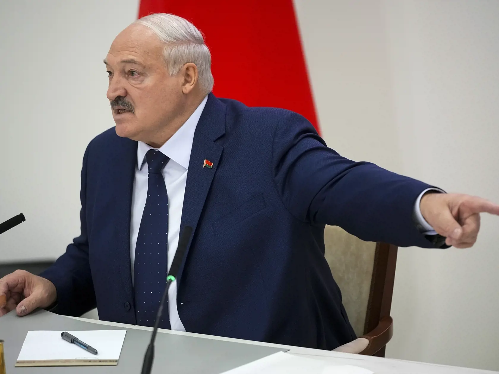 KK37 Minsk - Bieloruský prezident Alexandr Lukašenko poskytuje rozhovor novinárom po hlasovaní v prezidentských voľbách v Bielorusku v nedeľu 26. januára 2025. V Bielorusku sa v nedeľu ráno o 8.00 miestneho času (6.00 SEČ) otvorili volebné miestnosti pri príležitosti prezidentských volieb. Ide o prvé voľby hlavy štátu od masívnych protestov po voľbách spred piatich rokov, v ktorých s prehľadom zvíťazil doterajší prezident Alexandr Lukašenko. FOTO TASR/AP
Belarusian President Alexander Lukashenko gestures while speaking to the media after voting in presidential elections in Minsk, Belarus, Sunday, Jan. 26, 2025. (AP Photo/Pavel Bednyakov)