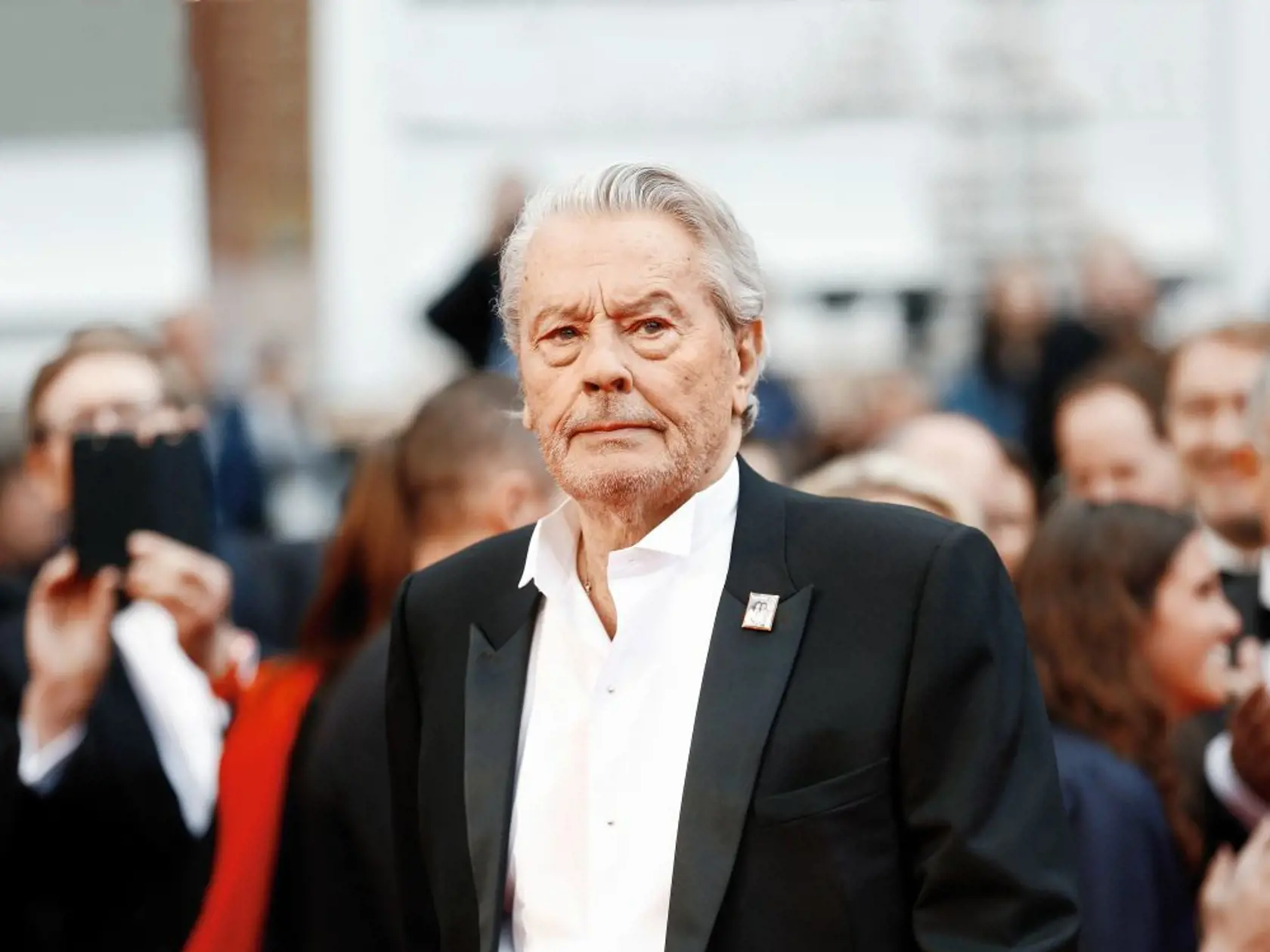 Alain Delon (84)
Vlani v lete utrpel mozgovú porážku jeden z najznámejších francúzskych hercov. Podľa augustového vyjadrenia jeho syna Anthonyho Delona išlo o „mierne krvácanie do mozgu“ a stav herca sa výrazne zlepšuje. Operovaný bol v Paríži, no keď sa stabilizoval, dcéra Anouchka ho previezla na prestížnu kliniku do Švajčiarska, kde sa zotavuje. Na sociálnej sieti už uverejnil fotografiu, kde s úsmevom ďakuje fanúšikom za množstvo povzbudivých prianí.