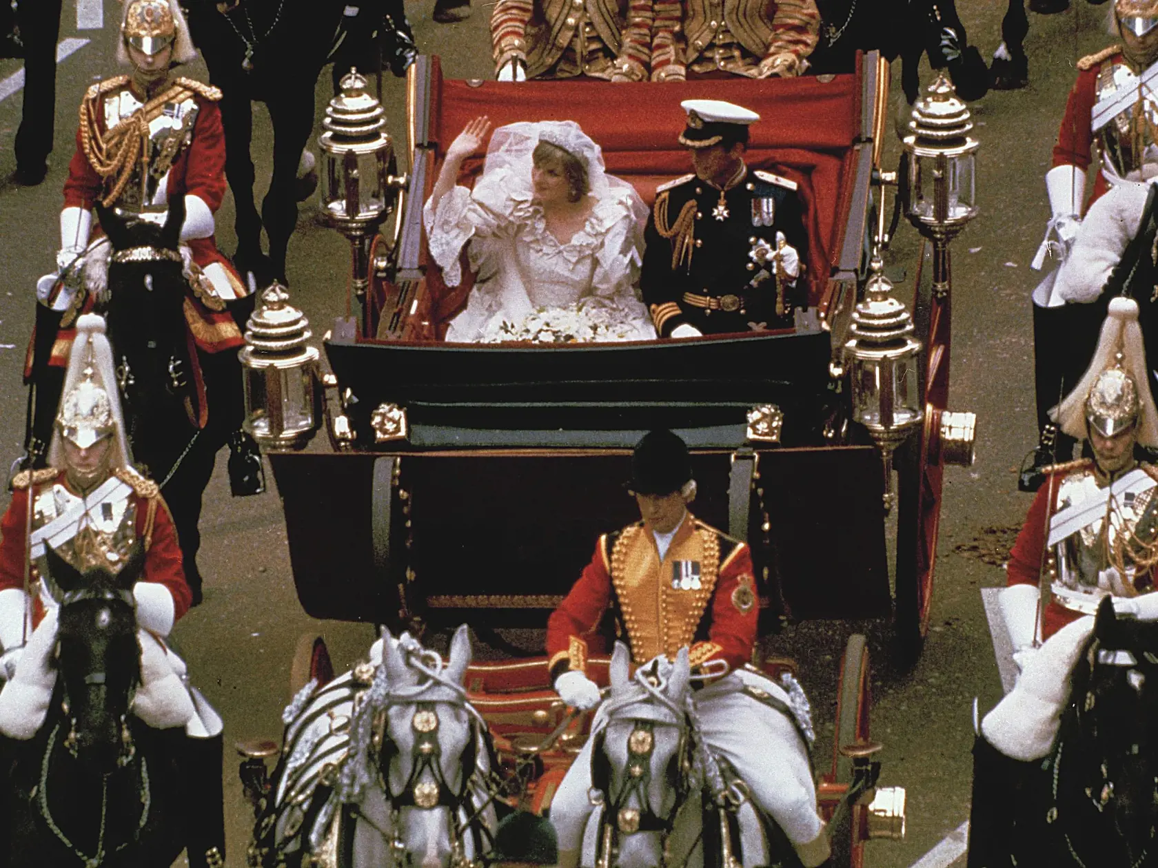 KK39 Londýn - Na archívnej snímke z 29. júla 1981 britský princ Charles a princezná Diana odchádzajú na koči po ich svadbe z Katedrály sv. Paula v Londýne. Tridsaťšesť rokov po svadbe britského princa Charlesa a Diany agentúra AP zreštaurovala a digitalizovala videozáznam, ktorý vznikol počas svadby 29. júla 1981. 25-minútový záznam pochádza z archívu britského filmového týždenníka Movietone, ktorý minulý rok kúpila AP. Britská spoločnosť Movietone bola jediným, kto v roku 1981 natočil ostro sle