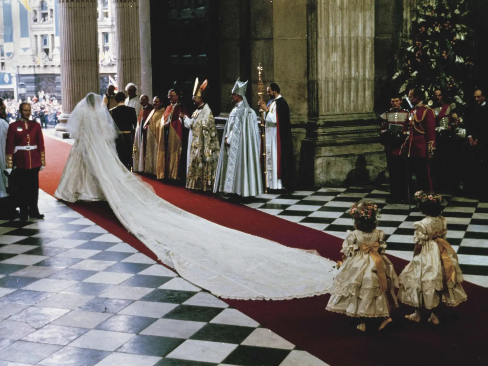KK40 Londýn - Na archívnej snímke z 29. júla 1981 britský princ Charles a princezná Diana odchádzajú po ich svadbe z Katedrály sv. Paula v Londýne. Tridsaťšesť rokov po svadbe britského princa Charlesa a Diany agentúra AP zreštaurovala a digitalizovala videozáznam, ktorý vznikol počas svadby 29. júla 1981. 25-minútový záznam pochádza z archívu britského filmového týždenníka Movietone, ktorý minulý rok kúpila AP. Britská spoločnosť Movietone bola jediným, kto v roku 1981 natočil ostro sledovanú s