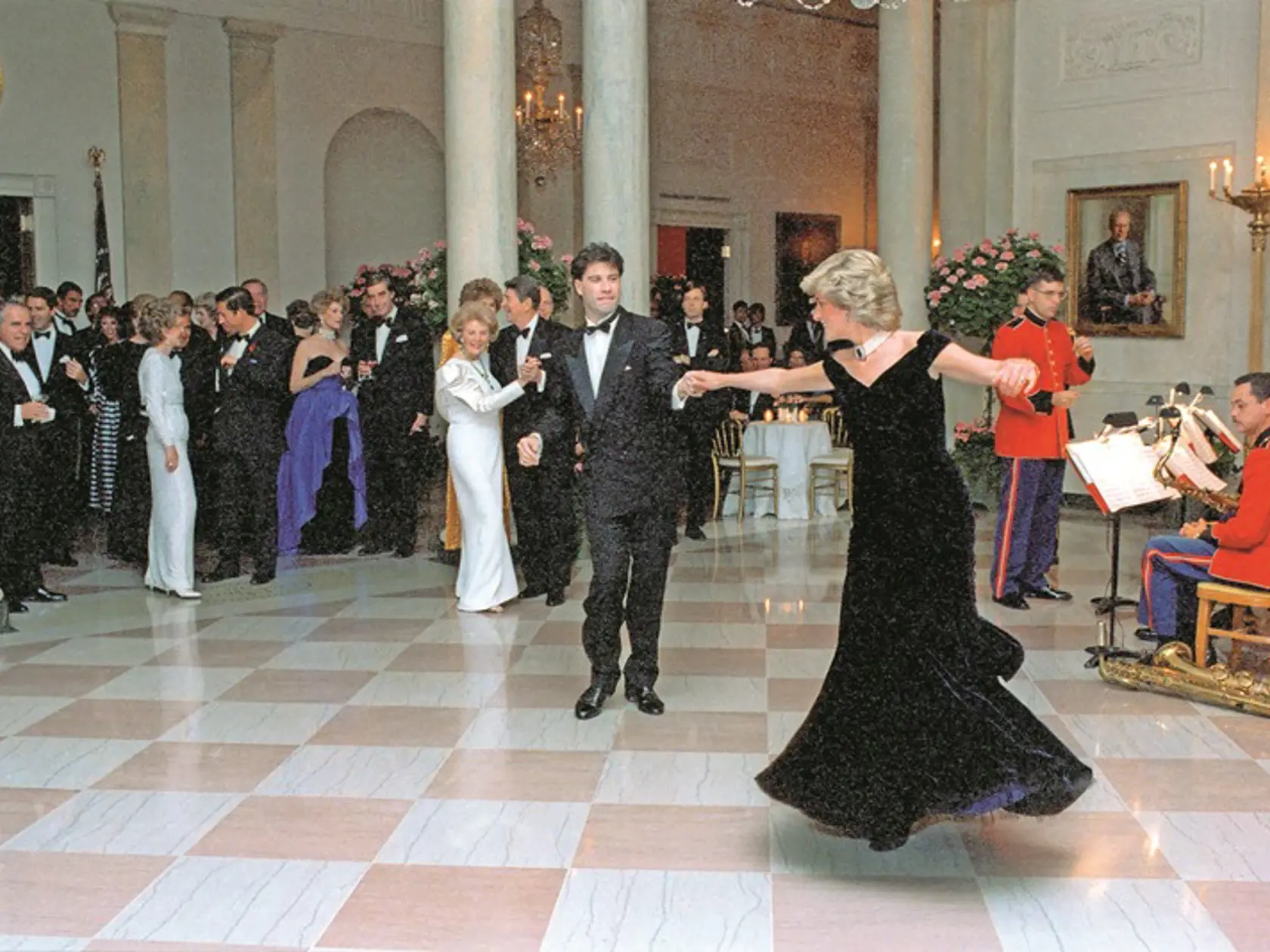 Ikona: Po tanci s Johnom Travoltom bolo jasné, že princezná Diana je najpopulárnejšia žena na svete.