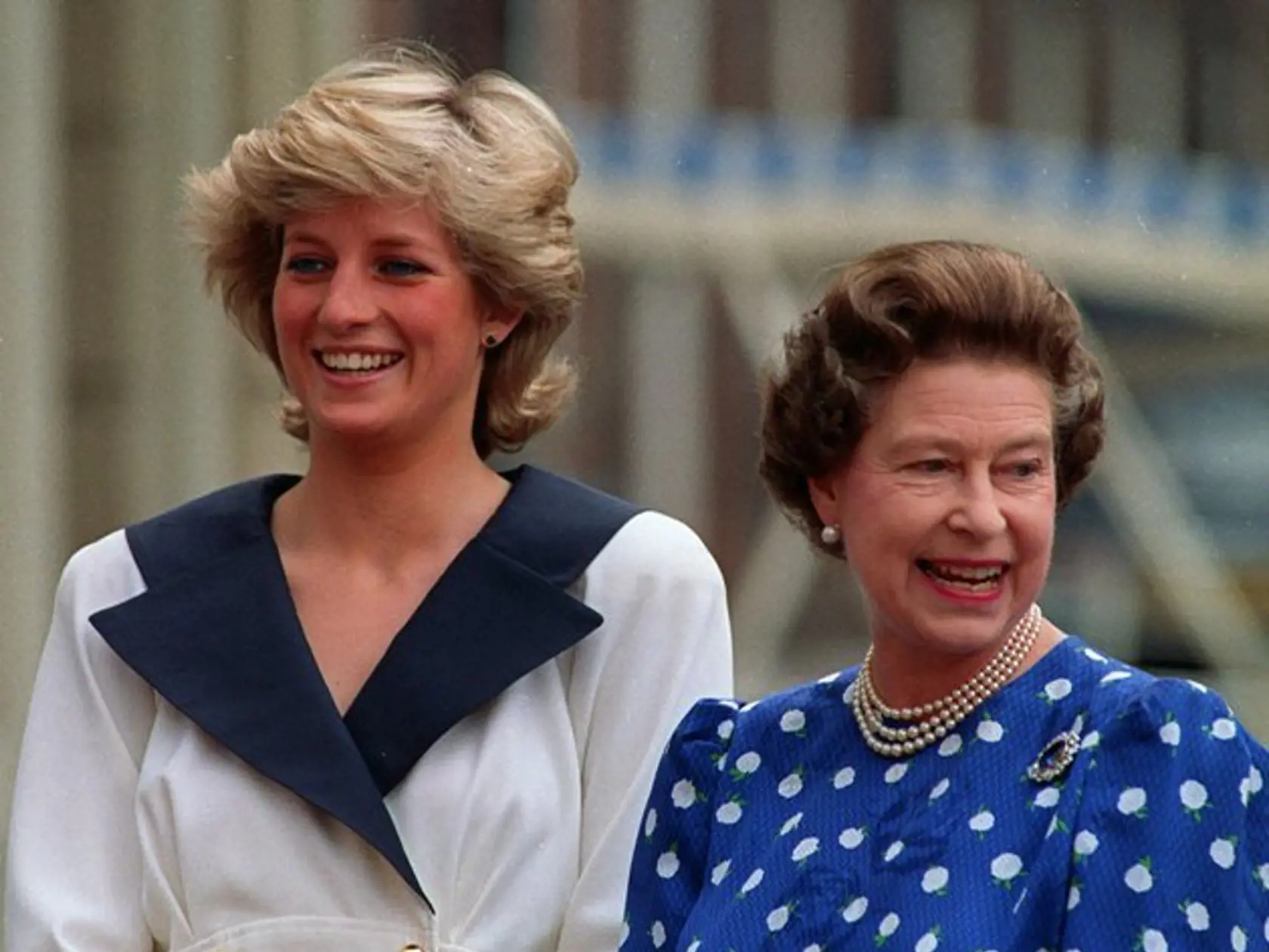 Britská kráľovná Alžbeta II. a princezná Diana sa usmievajú na svojich stúpencov pred Clarence House v Londýne.