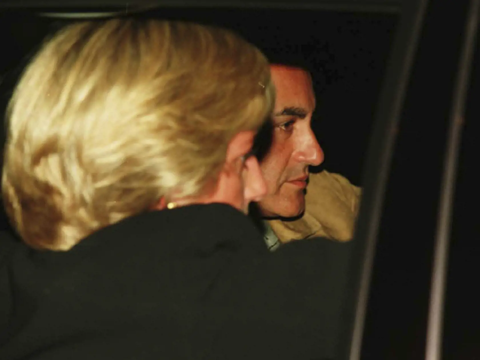 Princezná Diana a Dodi Al Fayed sedia v aute v Paríži v deň ich smrteľnej autohavárie.