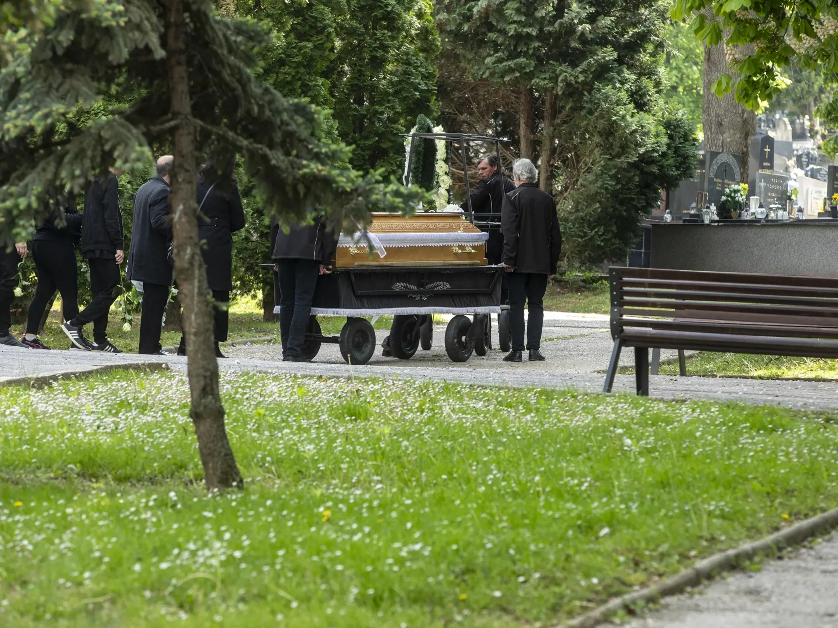 Na snímke je pohreb 19 ročného Samuela z vraždy ktorého je obvinený jeho otec. Pohreb sa konal v Hlohovci.