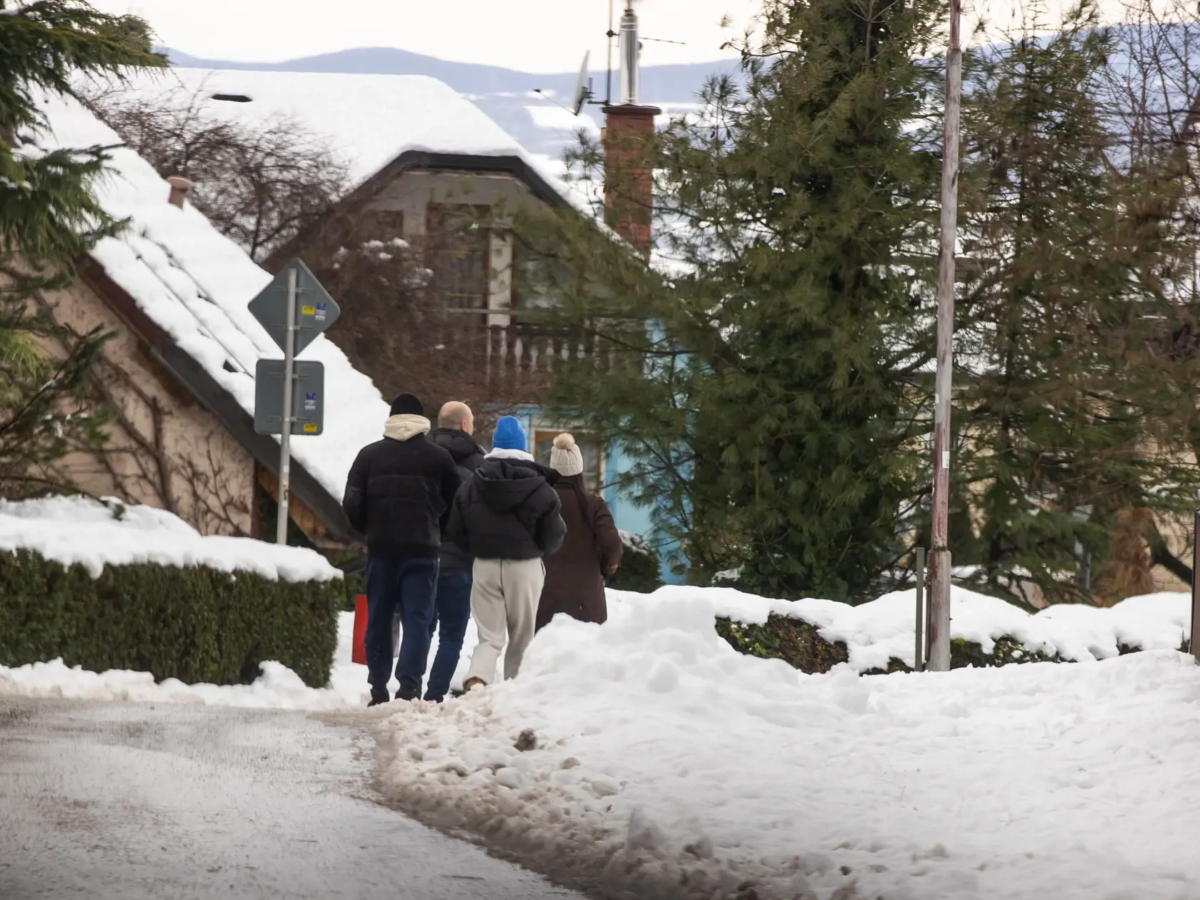 Dvojica sa na Štedrý večer prechádzala držiac sa za ruky neďaleko domu Demitrovcov.