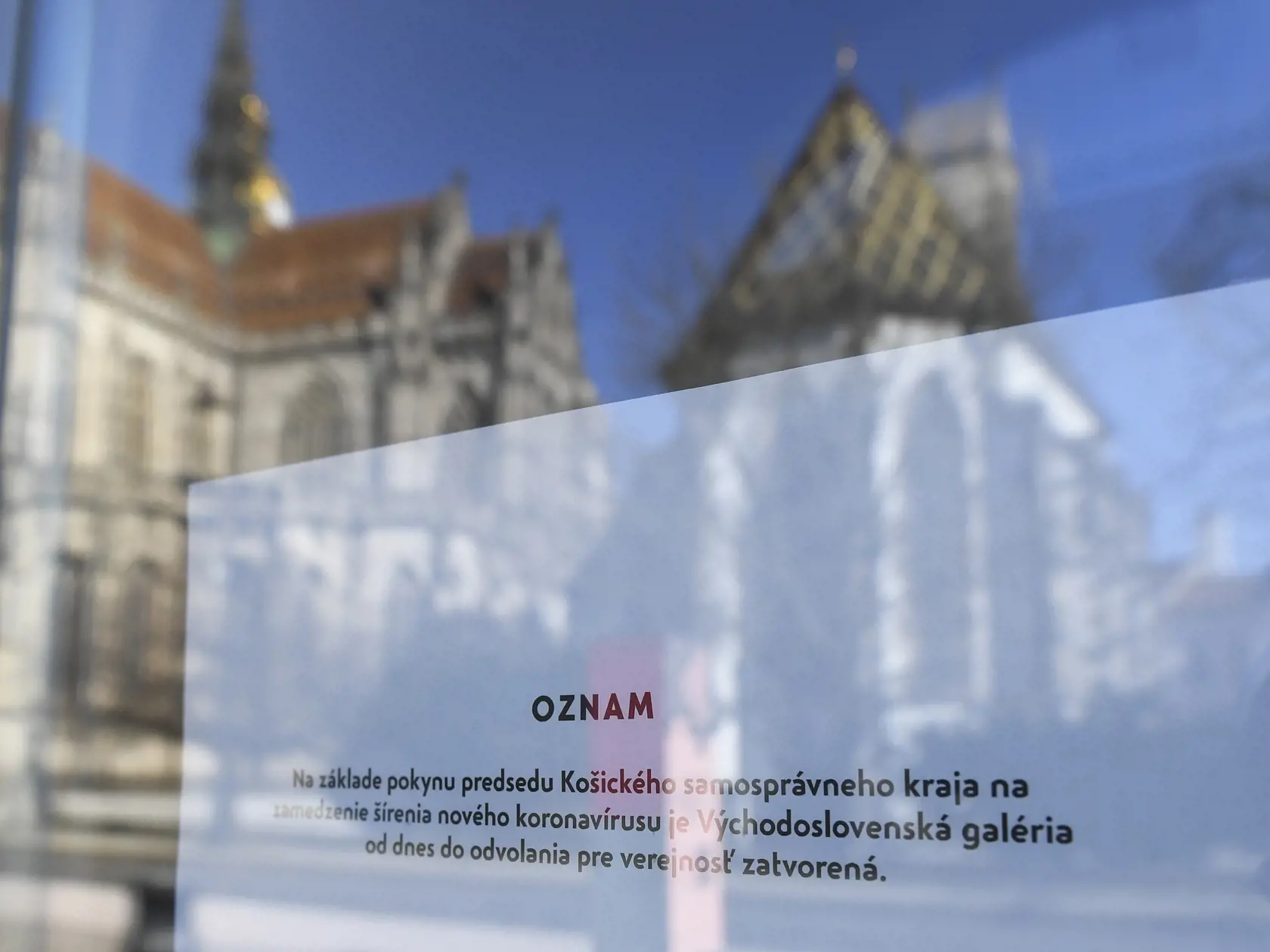 Na snímke oznam na dverách o zatvorení Východoslovenskej galérie kvôli koronavírusu COVID-19 v Košiciach 10. marca 2020.