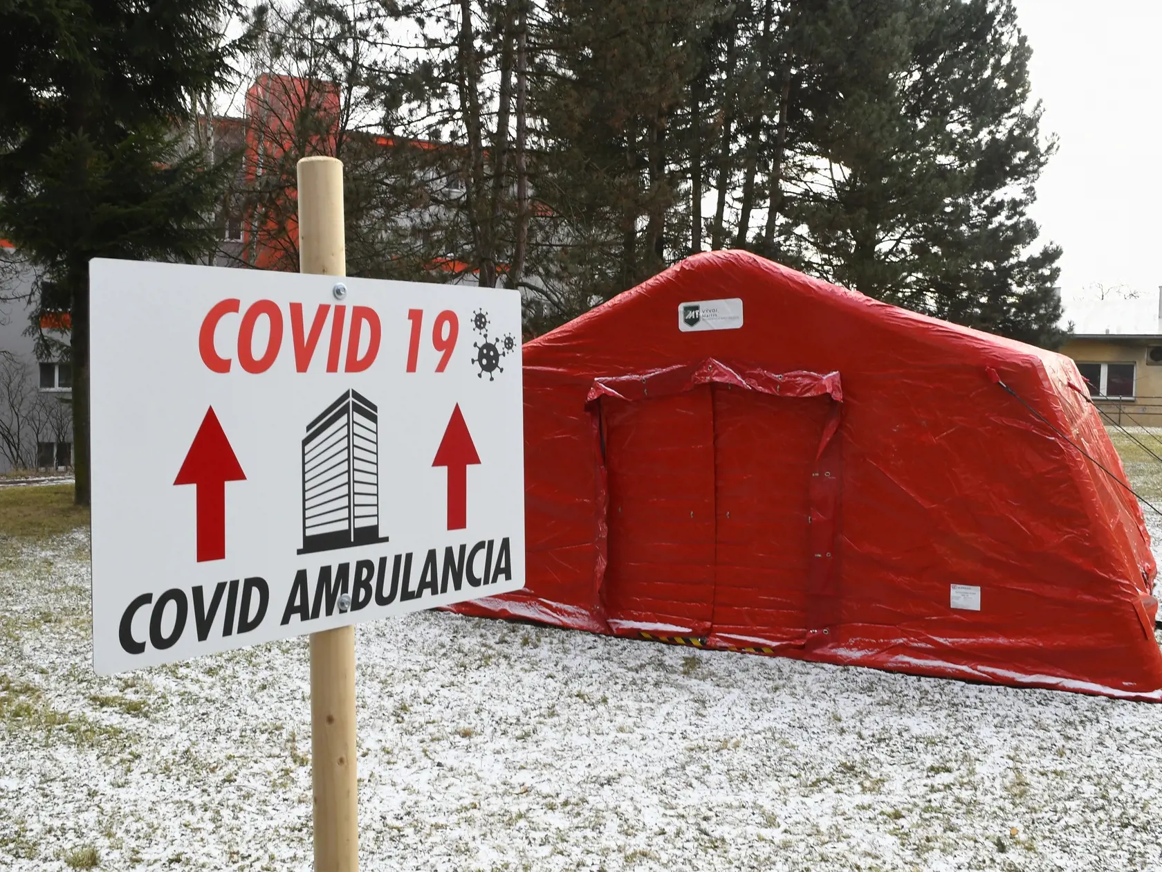 Na snímke triážny stan postavený v areáli Fakultnej nemocnice J. A. Reimana v Prešove 5. februára 2022.