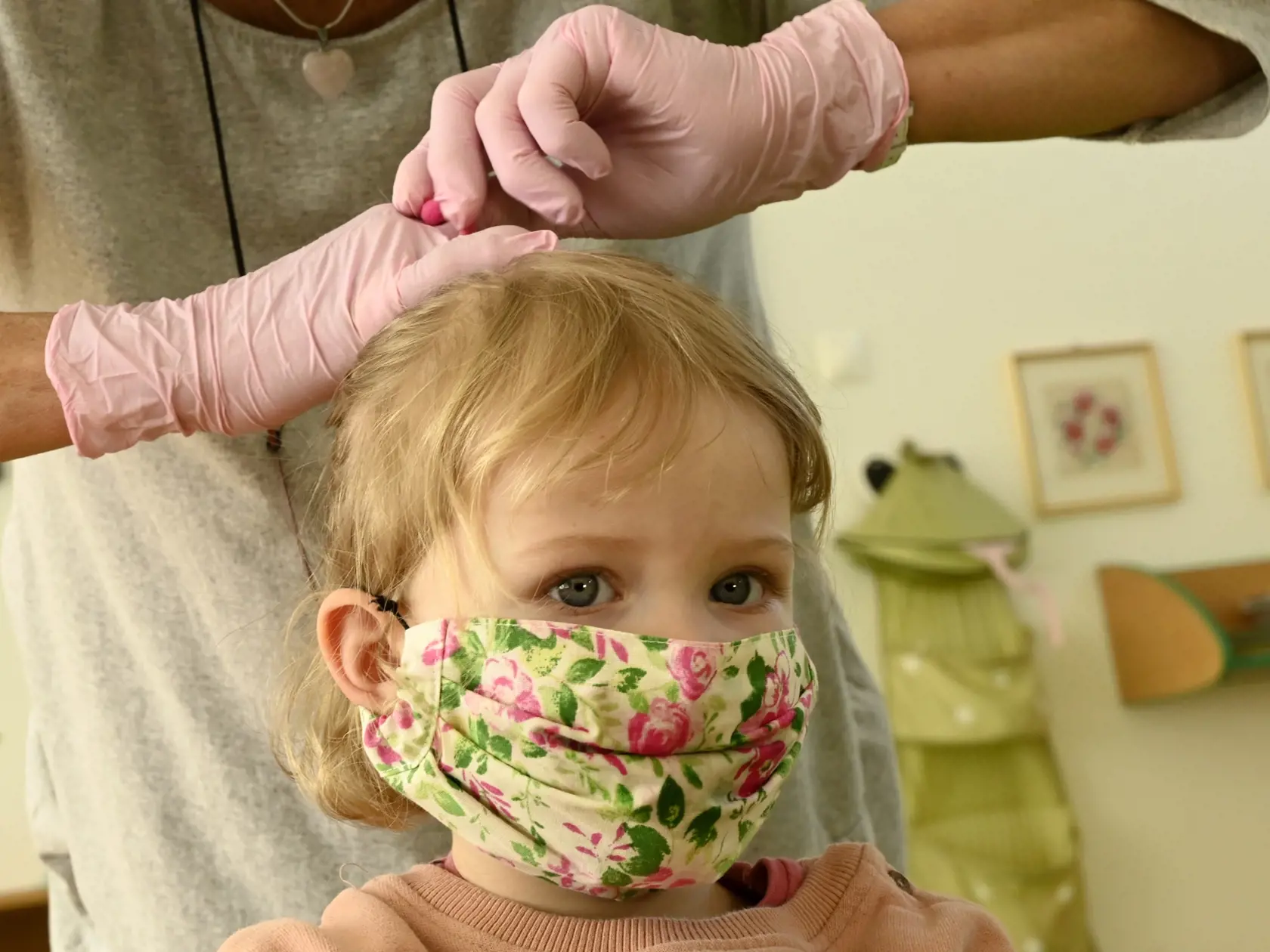 Jedno z detí zdravotníkov z fakultnej nemocnice  počas prvého dňa babysittingu, ktorý samospráva zriadila v jednej z trenčianskych škôlok , 20. apríla 2020 v Trenčíne.