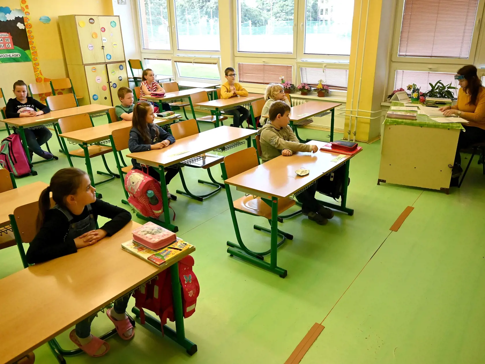 V pondelok 1. júna 2020 sa do základných škôl vrátili deti za prísnych hygienických opatrení. Na snímke vyučovací proces na ZŠ Komenského 8 v Trebišove.
