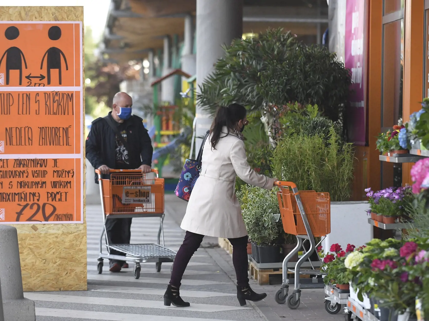 Na snímke zákazníci s ochrannými rúškami prichádzajú s košíkmi počas znovuotvorenia supermarketu Hornbach v Košiciach 6. mája 2020.