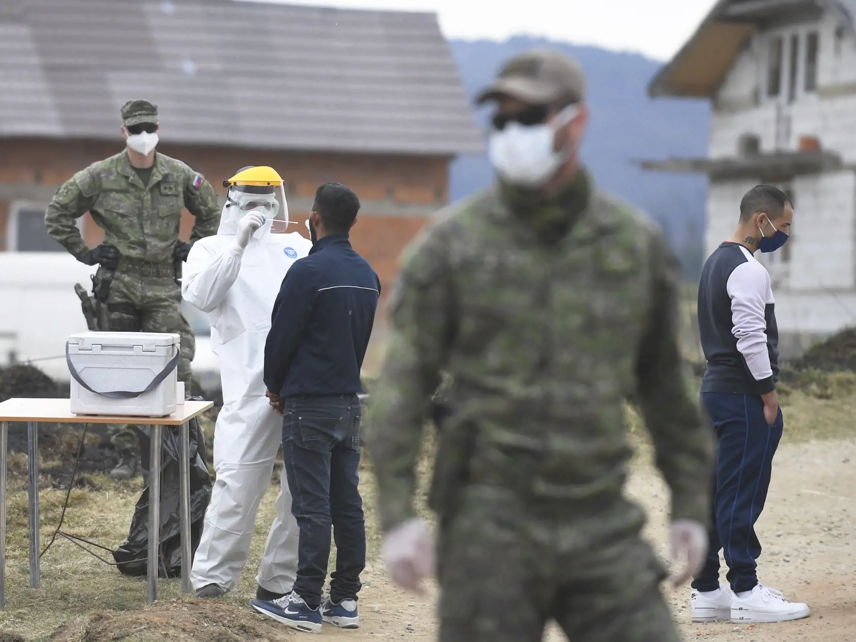 Na snímke testovanie Rómov na nový koronavírus v obci Bystrany na Spiši 13. apríla 2020.