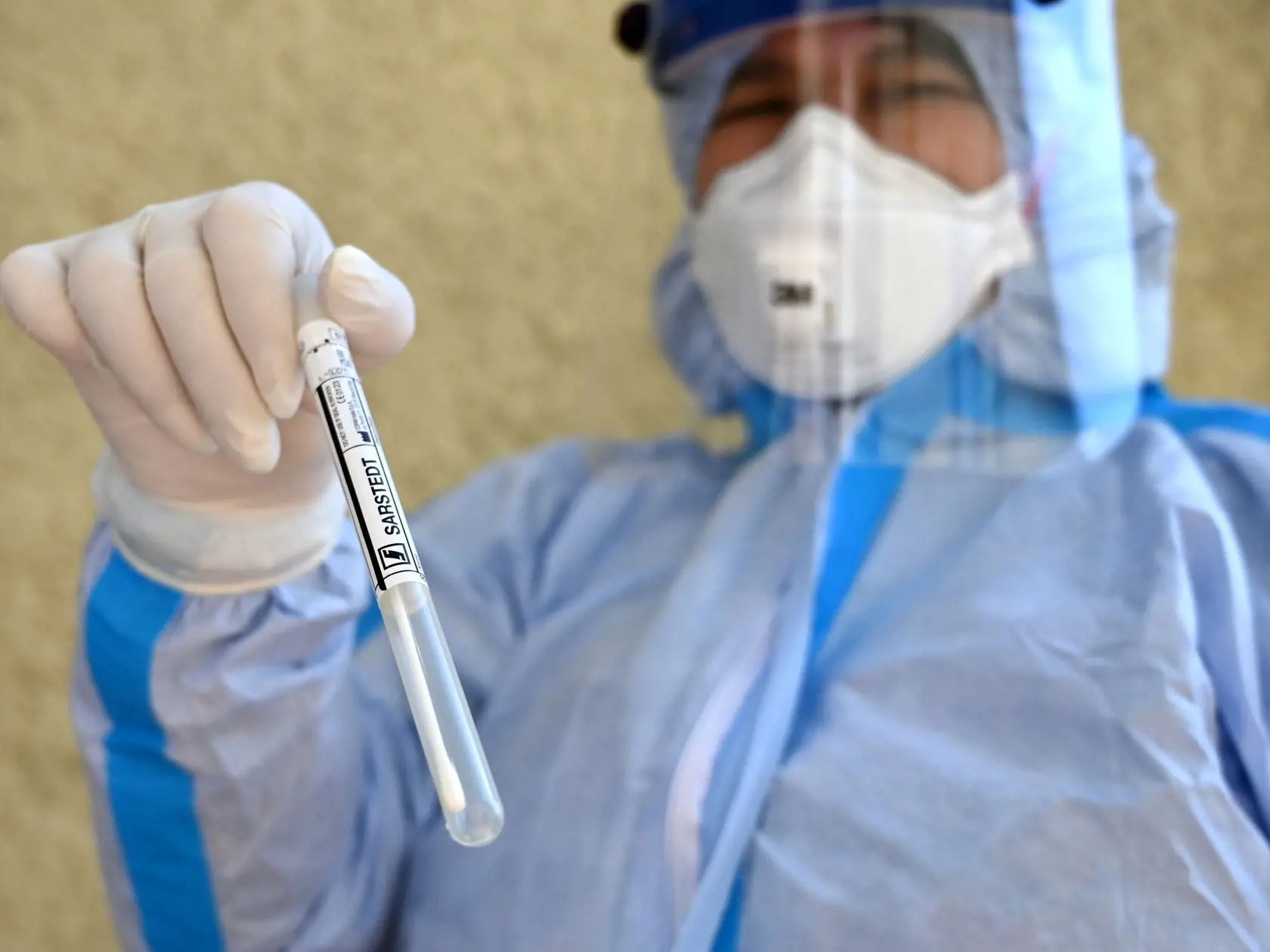 Na snímke testovanie personálu PCR testami zariadenia DSS Lidwina v Strážskom v utorok 28. apríla 2020.