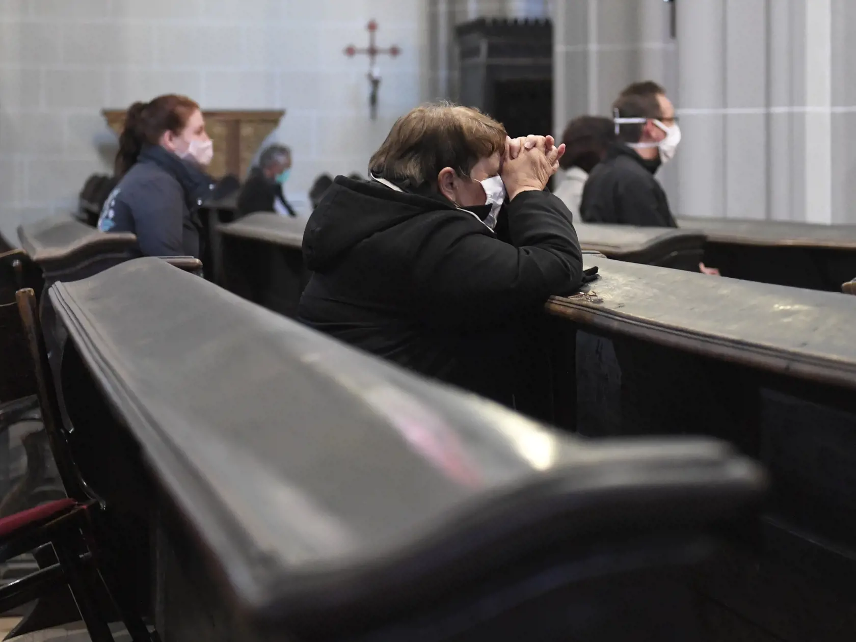 Na snímke veriaci s ochrannými rúškami kľačia počas verejnej bohoslužby v Dóme sv. Alžbety, ktorá sa konala za prísnych hygienických podmienok v Košiciach 6. mája 2020.