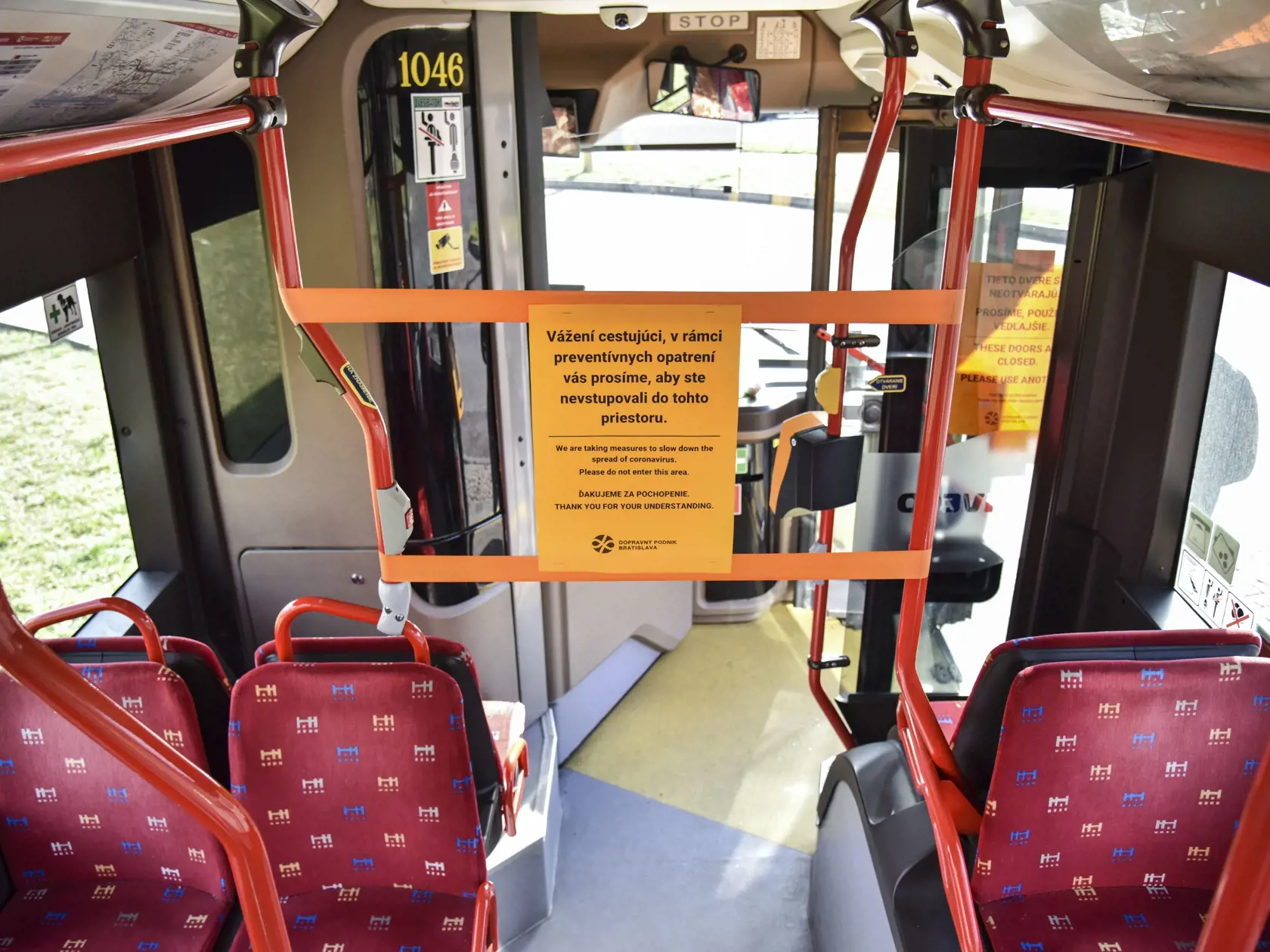 Na snímke oznam o preventívnom opatrení, ktoré hovorí o nevstupovaní cestujúcich do predného priestoru autobusu Mestskej hromadnej dopravy 12. marca 2020 v Bratislave.
