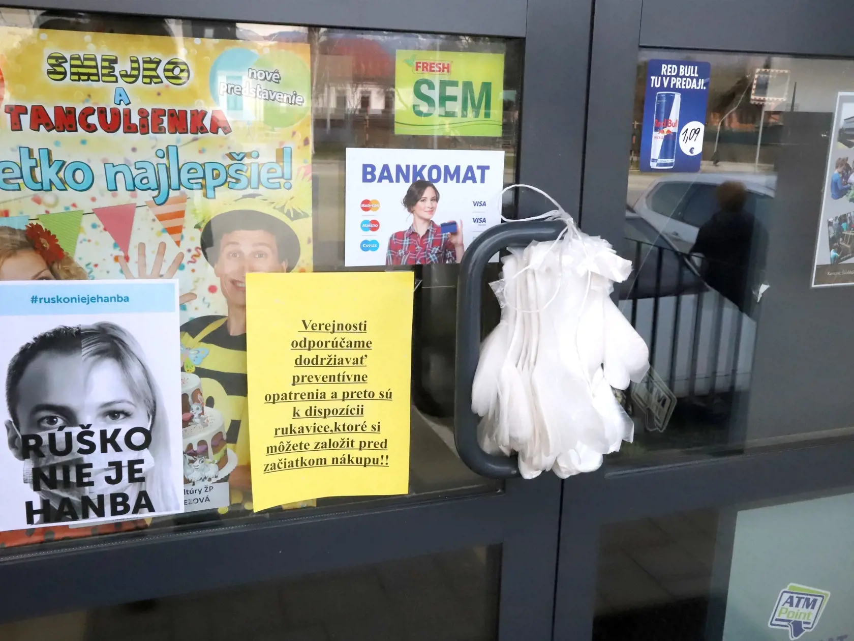 V obci Predajná, okres Brezno má zákazník pri vstupe do predajne k dispozícii ochranné rukavice. Predajná, 27. marca 2020.