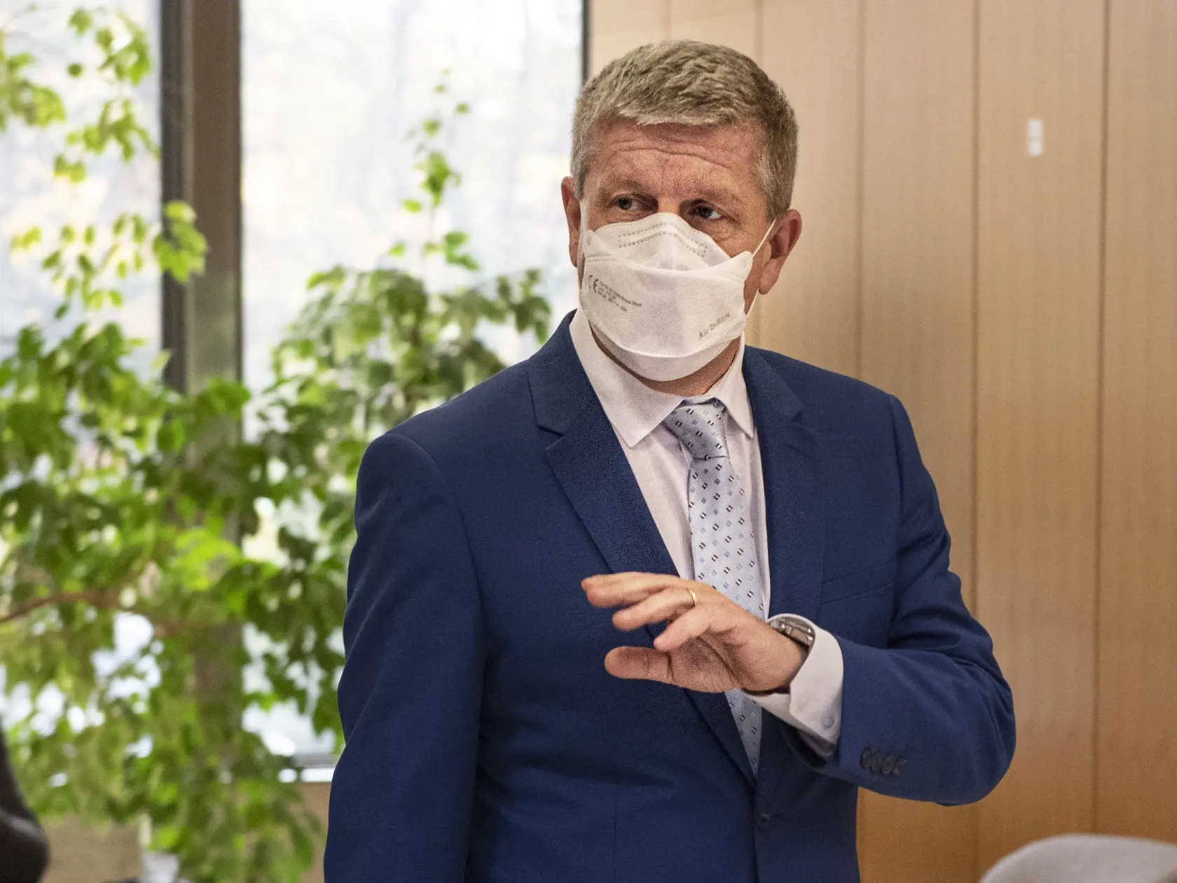 Na margo reformy nemocníc uviedol, že minister zdravotníctva Vladimír Lengvarský (nominant OĽaNO) si obišiel za posledné obdobie zrejme dosť nemocníc a drží mu palce, aby sa reforma schválila.