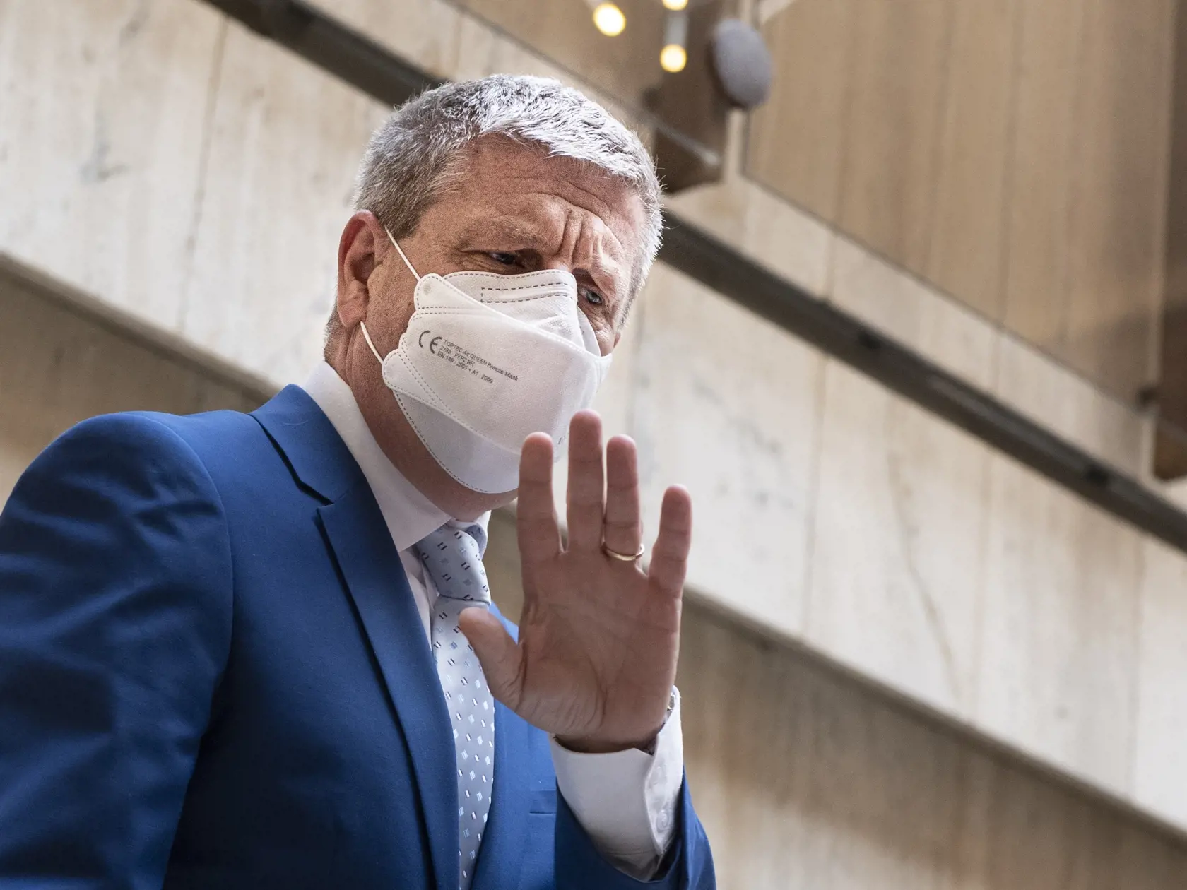Na margo reformy nemocníc uviedol, že minister zdravotníctva Vladimír Lengvarský (nominant OĽaNO) si obišiel za posledné obdobie zrejme dosť nemocníc a drží mu palce, aby sa reforma schválila.
