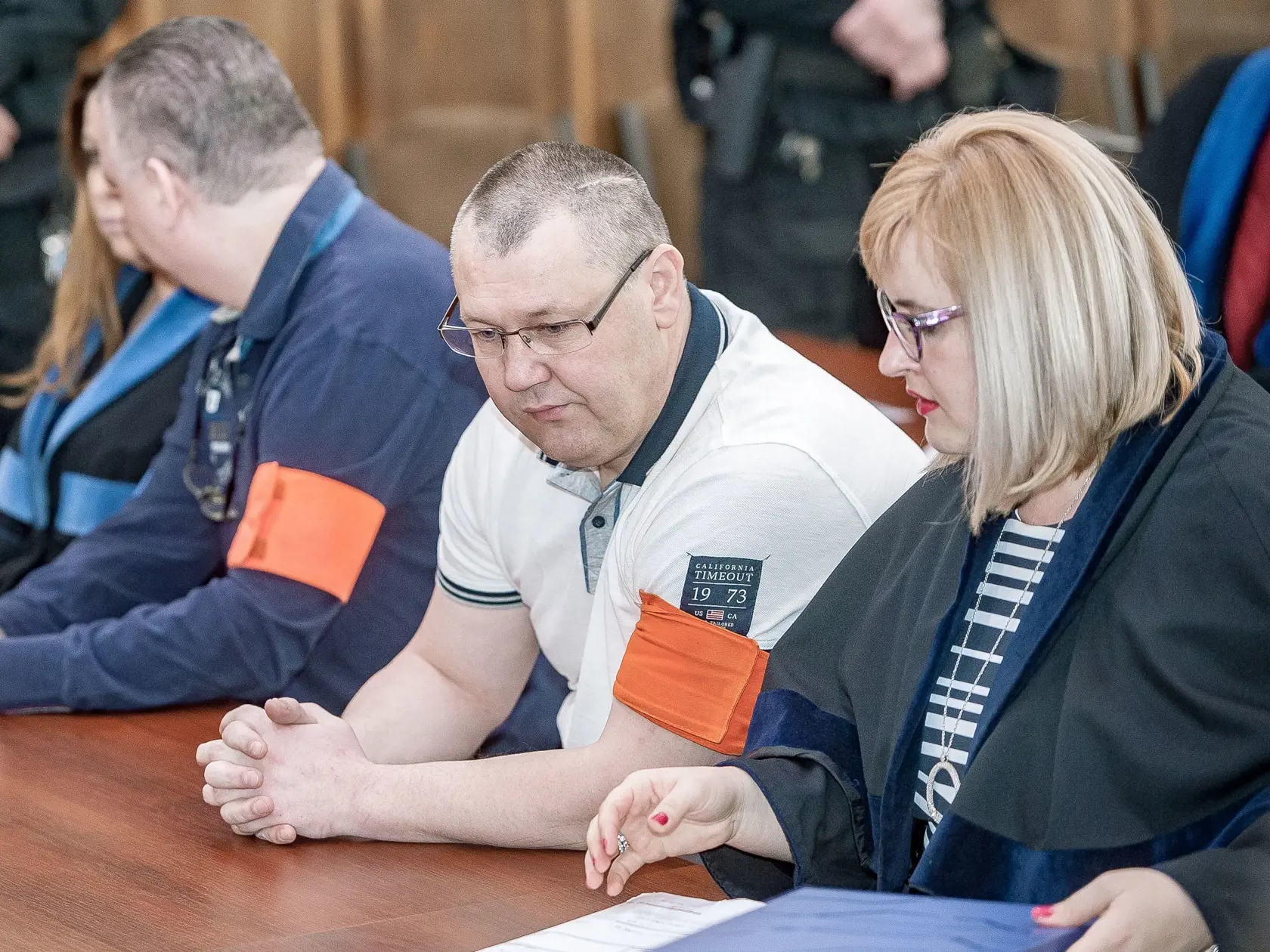 Obžalovaní v prípade zločineckého gangu Ľudovíta Sátora so svojimi advokátmi pred vyhlásením rozsudku.