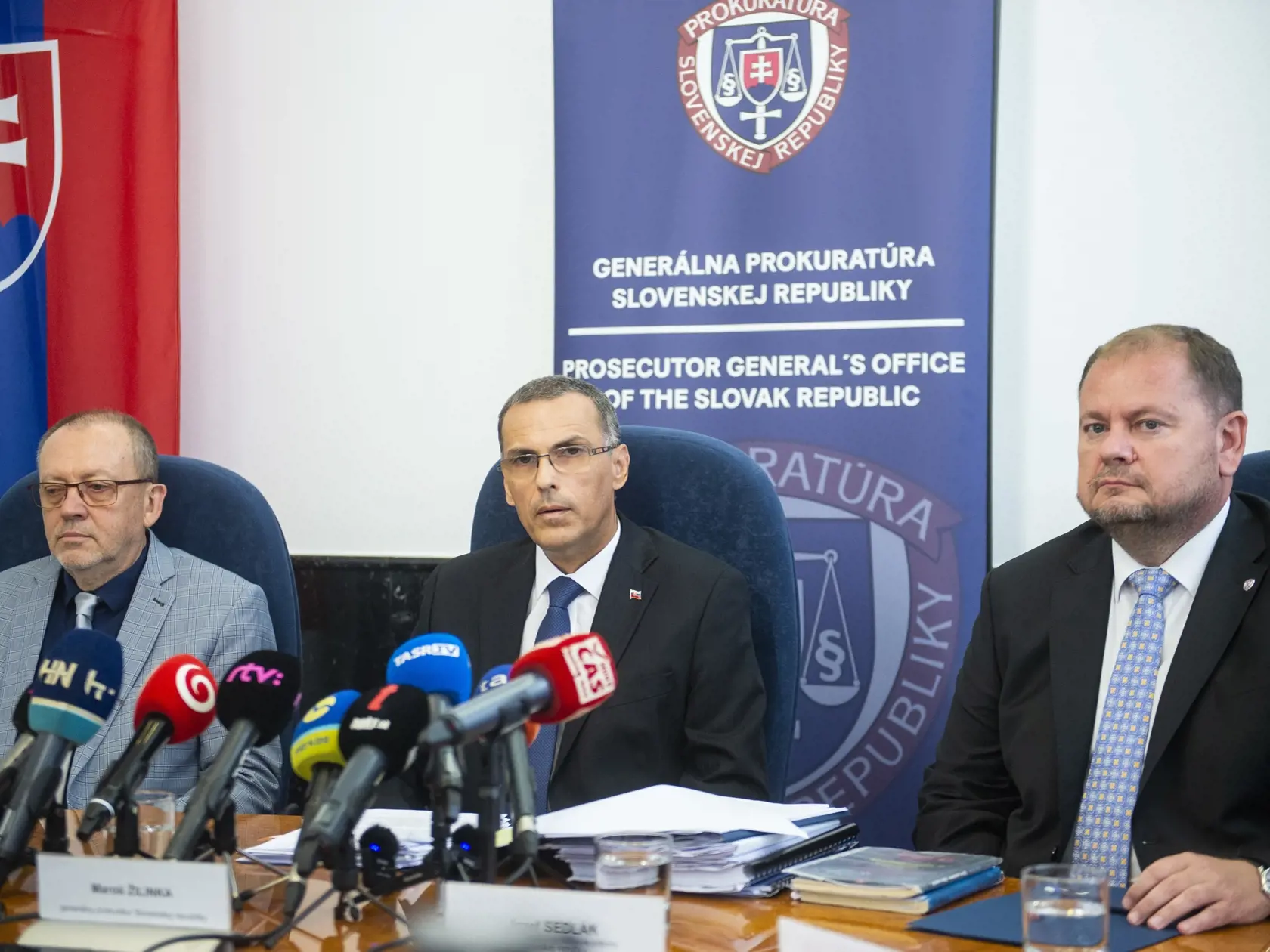 Na snímke zľava prvý námestník generálneho prokurátora SR Jozef Kandera, generálny prokurátor SR Maroš Žilinka a námestník generálneho prokurátora SR Jozef Sedlák počas tlačového vyhásenia na tému Podanie prezidentky na Ústavný súd SR, 18. septembra 2023 v Bratislave.