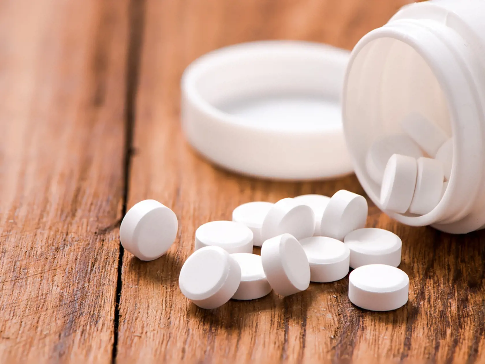 Imunitný systém oslabujú aj tabletky proti bolesti, ktoré obsahujú účinné látky ako napríklad paracetamol alebo ibuprofen Podľa americkej štúdie tak dobrovoľne blokujete enzým, ktorý sa podieľa na tvorbe protilátok. Negatívny účinok je najciteľnejší pokiaľ užívate lieky už pri prvých náznakoch vírusovej infekcie.