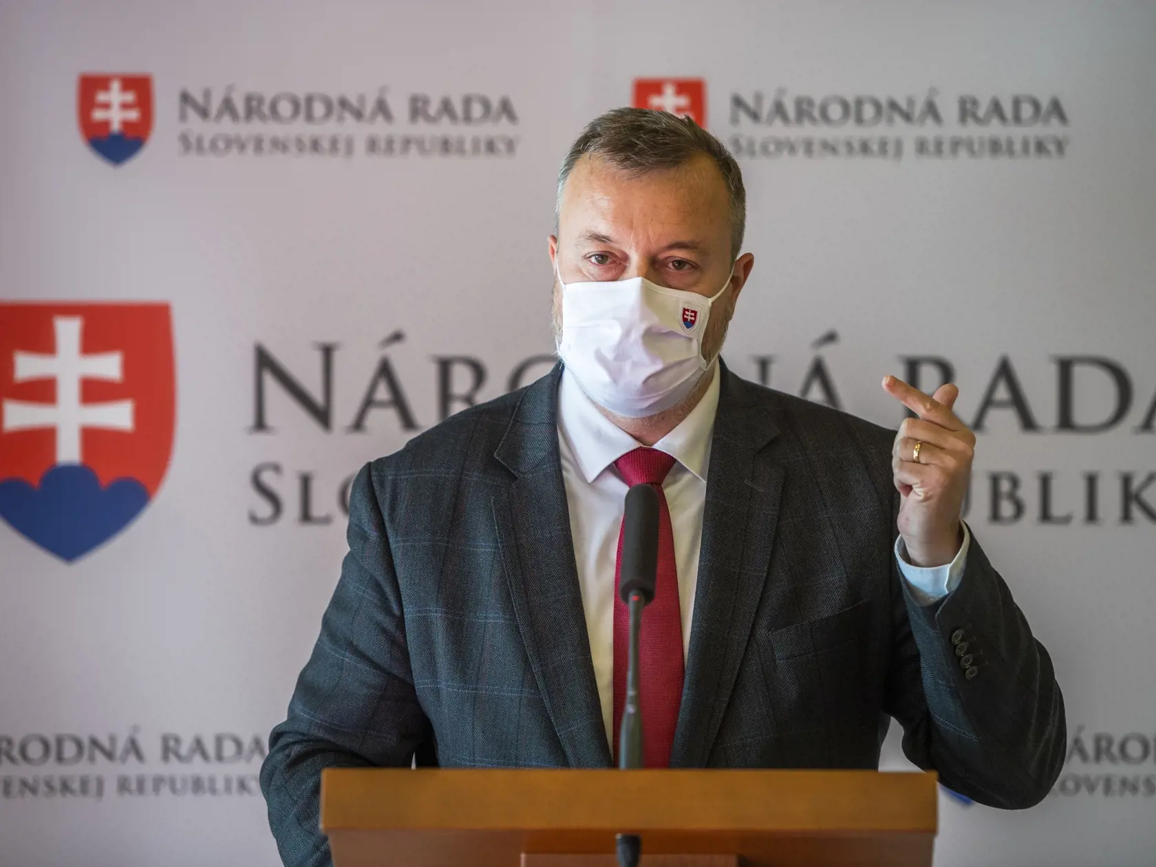 Na snímke je minister práce, sociálnych vecí a rodiny SR Milan Krajniak (Sme rodina) počas tlačovej konferencie.